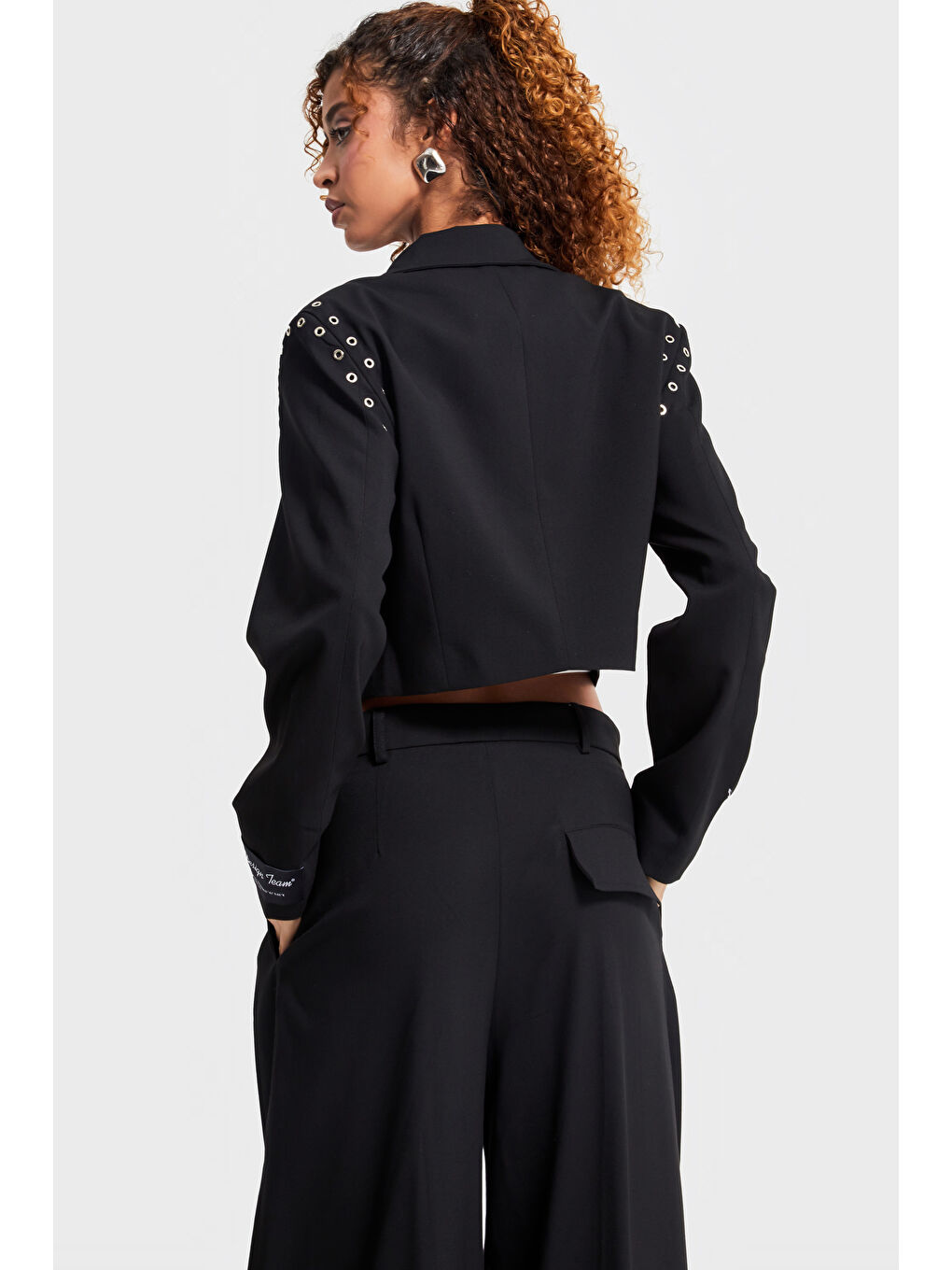 Kadın Siyah Renk Kuş Gözü Detaylı Crop Fit Özel Tasarım Kumaş Ceket-3