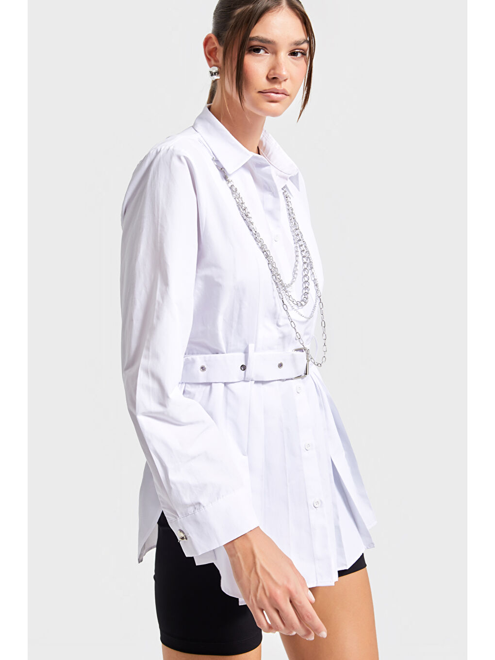 Kadın Beyaz Renk Kemer Detaylı Kolye Aksesuarlı Özel Tasarım Uzun Boy Oversize Gömlek-1