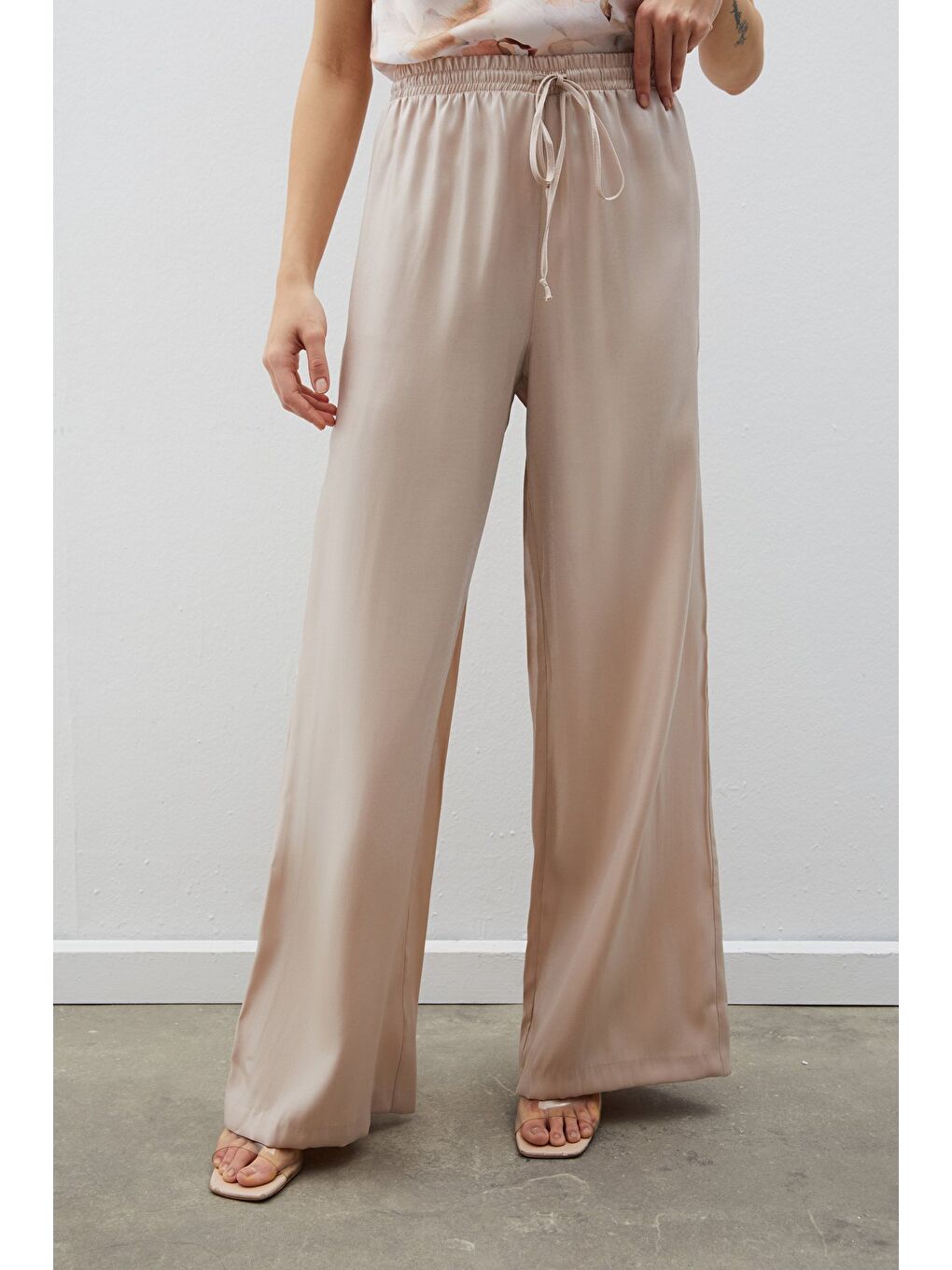 Bej Bel Lastikli Parlak Pantolon - Vizon-4