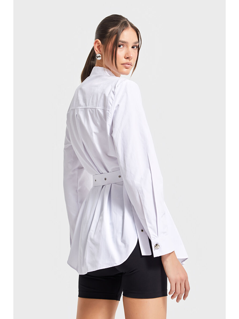 Kadın Beyaz Renk Kemer Detaylı Kolye Aksesuarlı Özel Tasarım Uzun Boy Oversize Gömlek-2