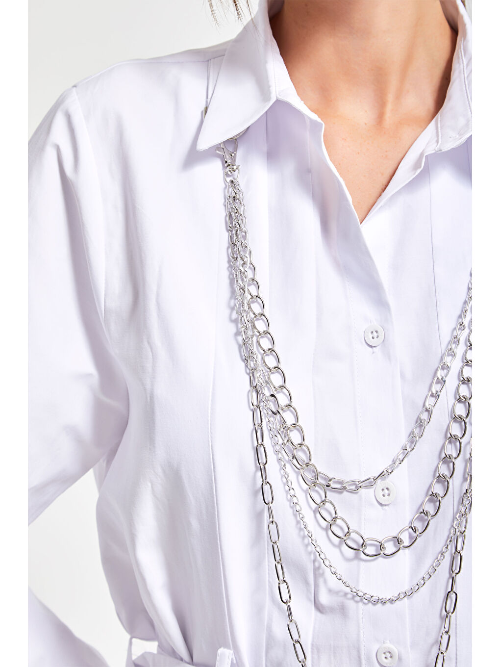 Kadın Beyaz Renk Kemer Detaylı Kolye Aksesuarlı Özel Tasarım Uzun Boy Oversize Gömlek-3