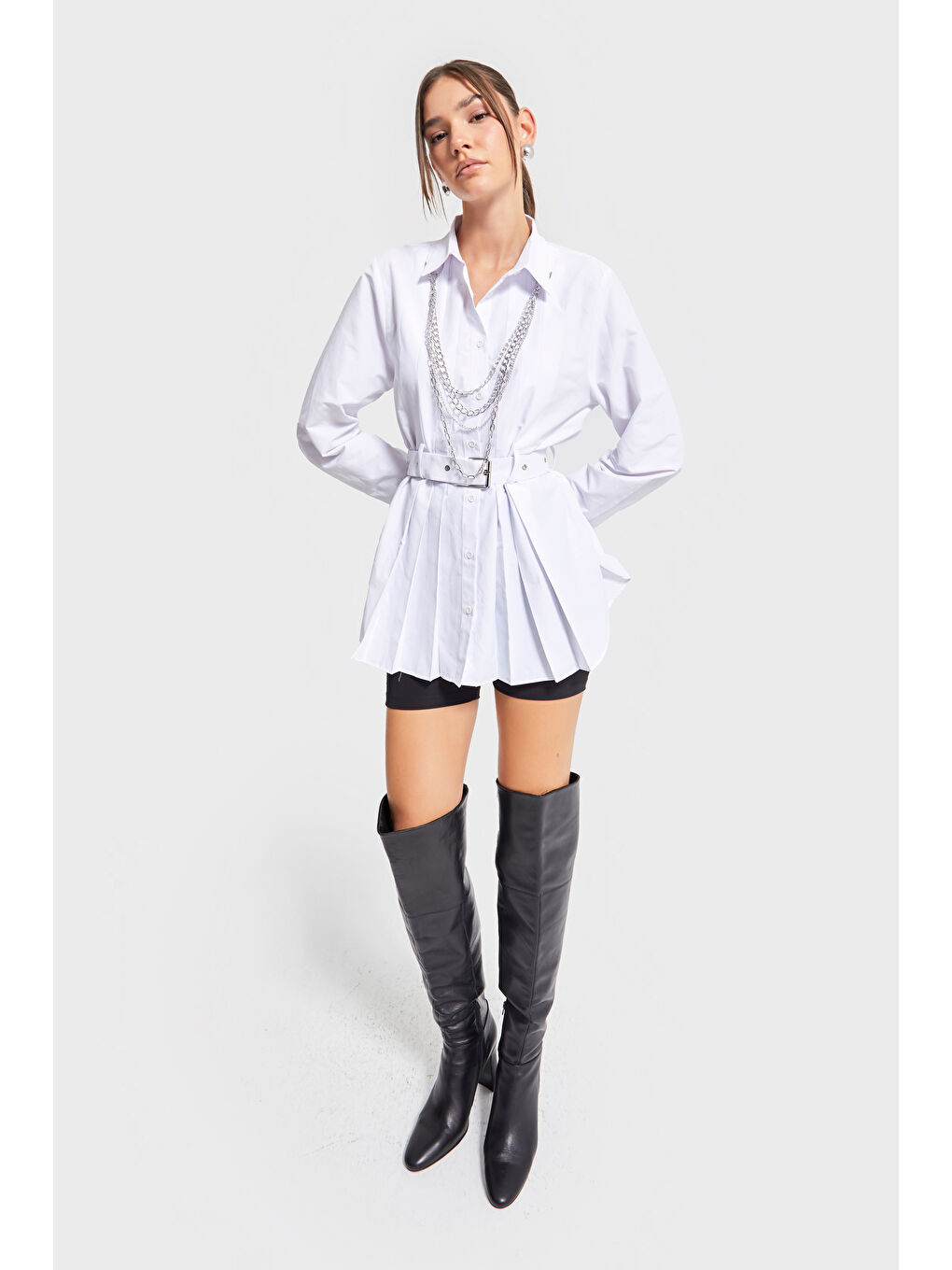 Kadın Beyaz Renk Kemer Detaylı Kolye Aksesuarlı Özel Tasarım Uzun Boy Oversize Gömlek-4