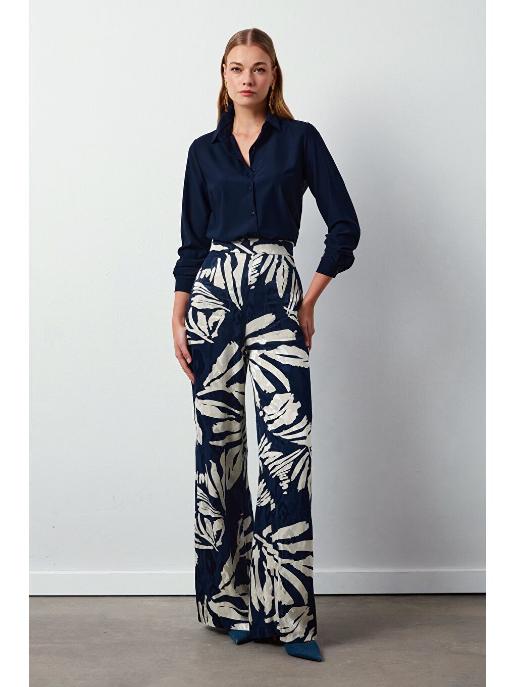 Çiçek Desenli Saten Pantolon - Lacivert-3