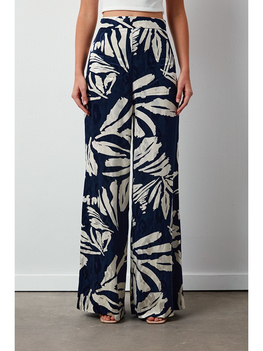 Çiçek Desenli Saten Pantolon - Lacivert-4