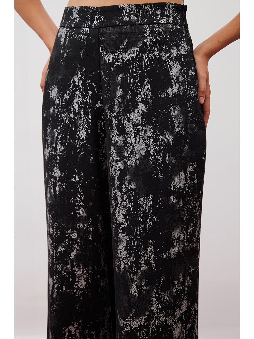 Parlak Desenli Salaş Pantolon - Siyah-Gümüş-3