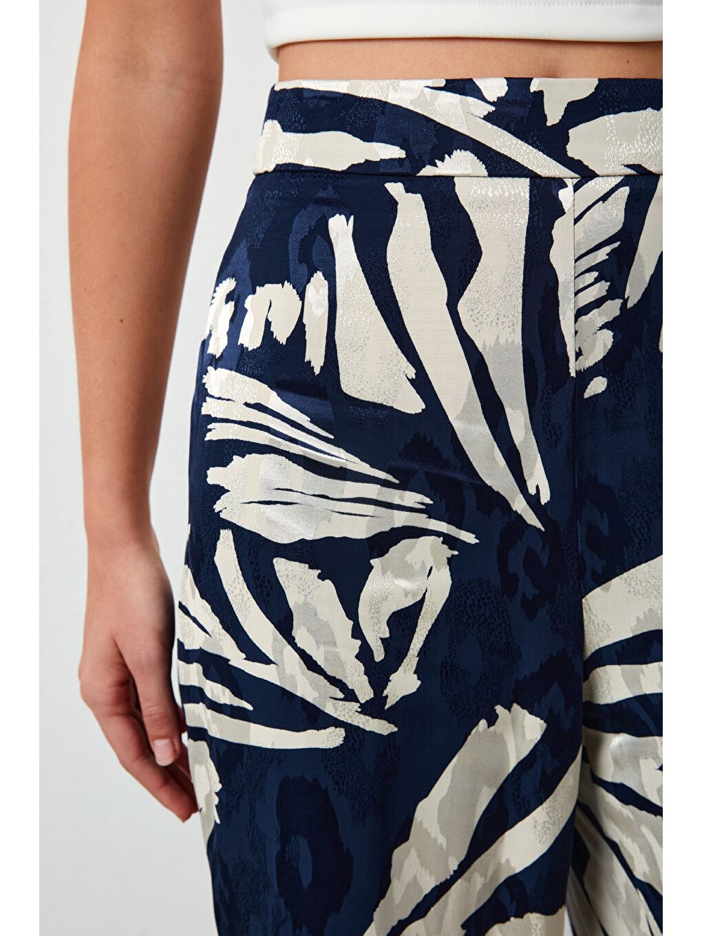 Çiçek Desenli Saten Pantolon - Lacivert-5