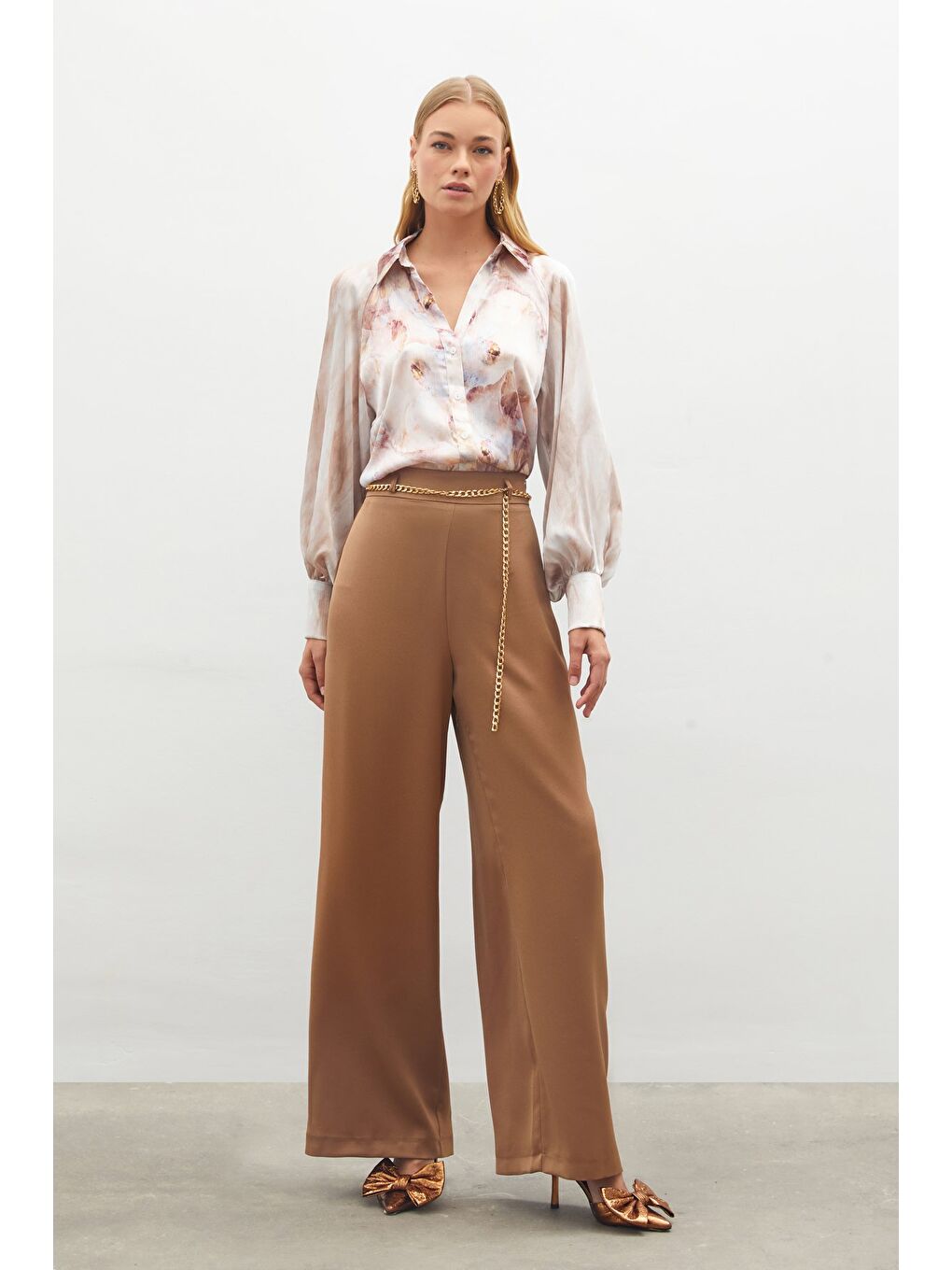 Kahverengi Zincirli Saten Krep Pantolon - Camel-1