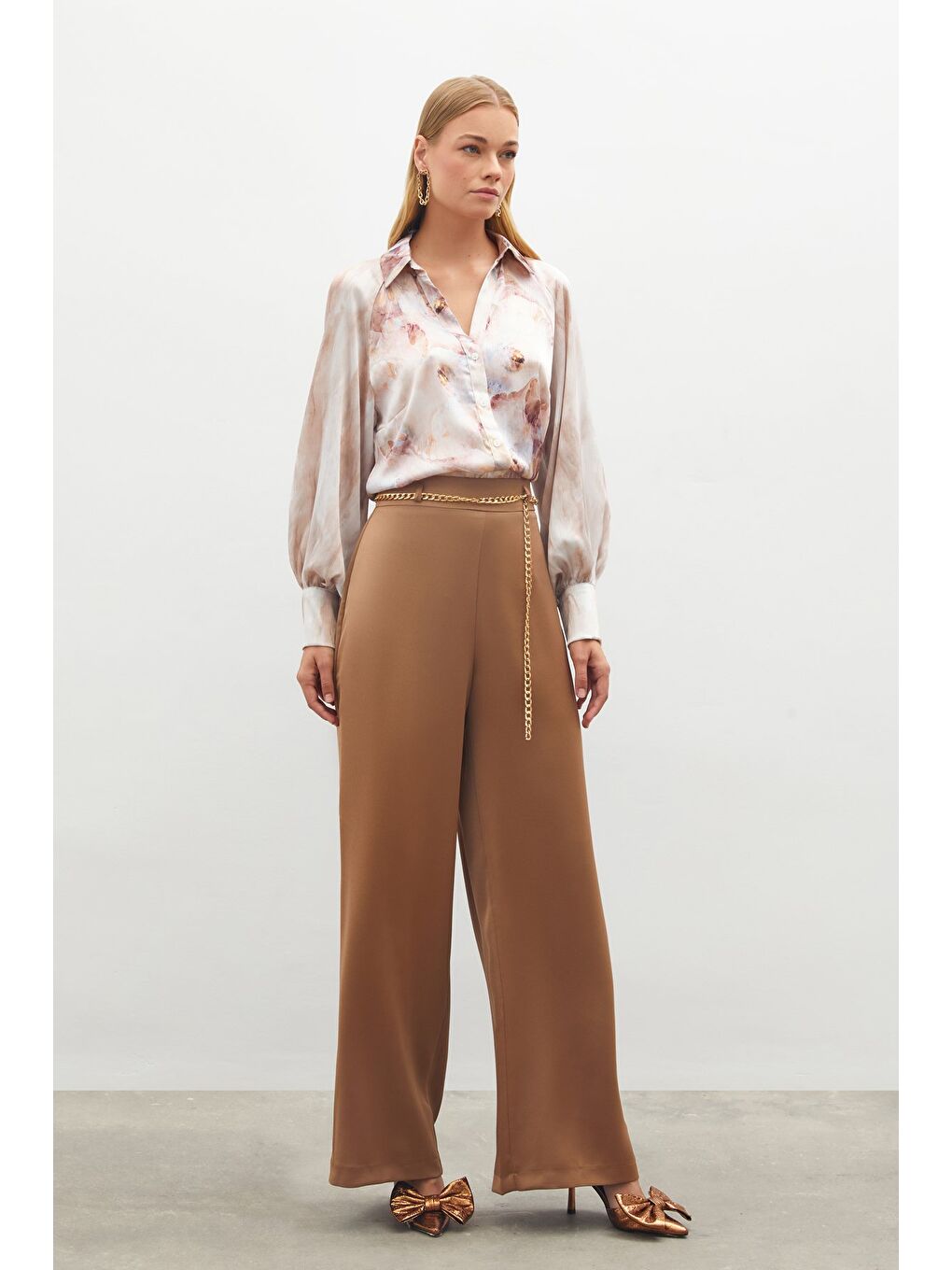 Kahverengi Zincirli Saten Krep Pantolon - Camel-2
