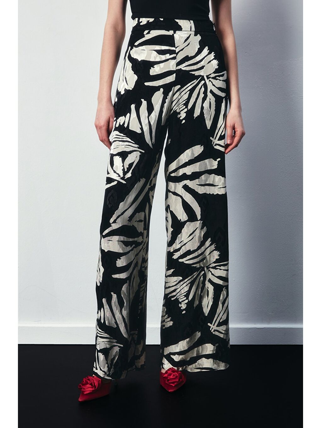 Çiçek Desenli Saten Pantolon - Siyah-2