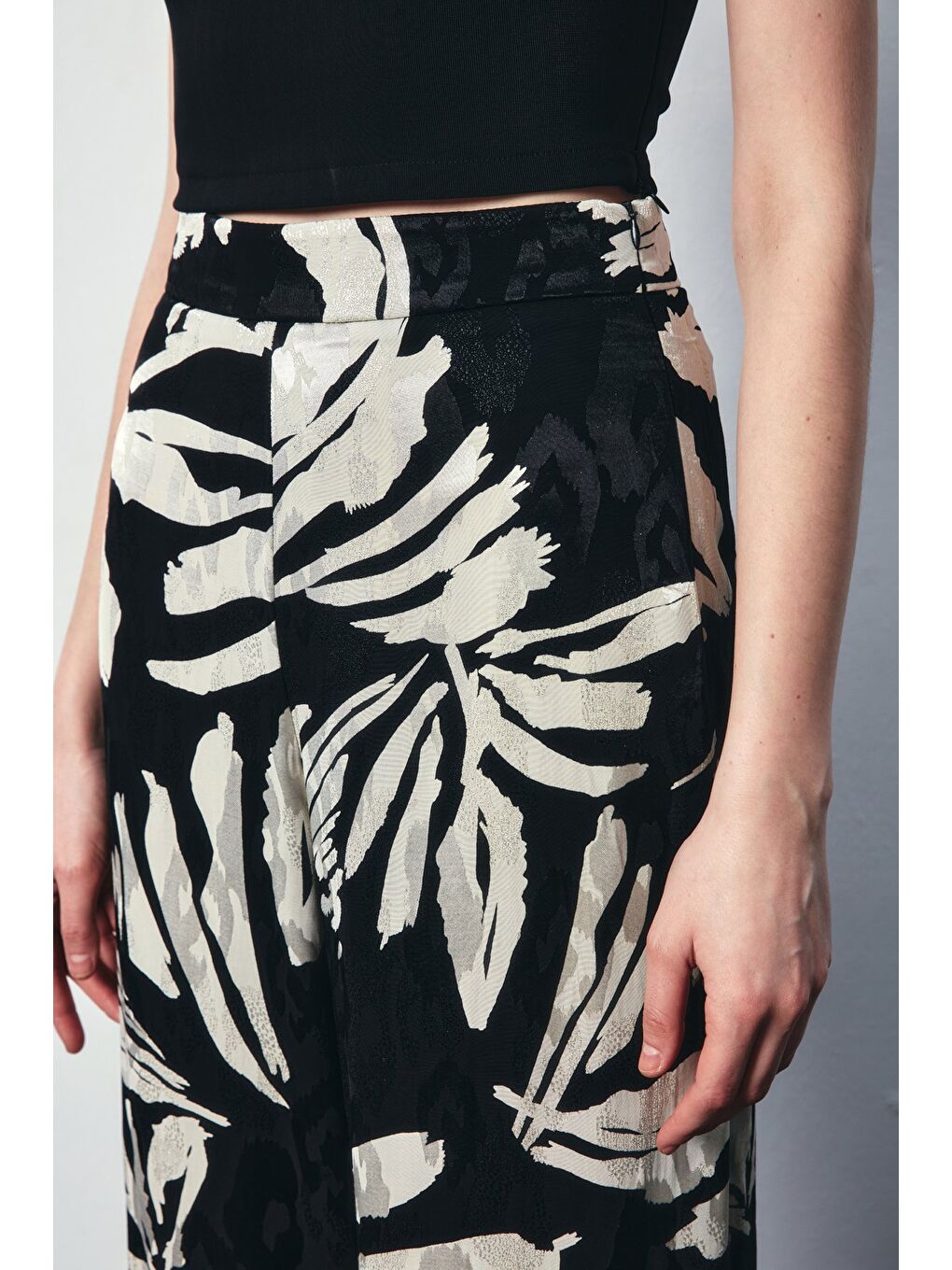 Çiçek Desenli Saten Pantolon - Siyah-3