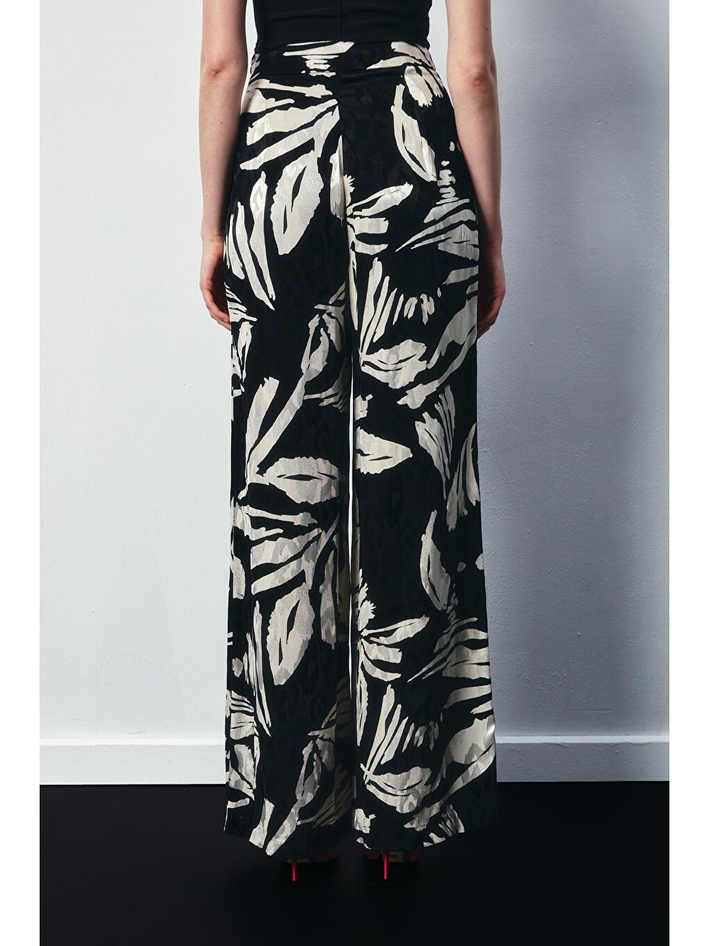 Çiçek Desenli Saten Pantolon - Siyah-4