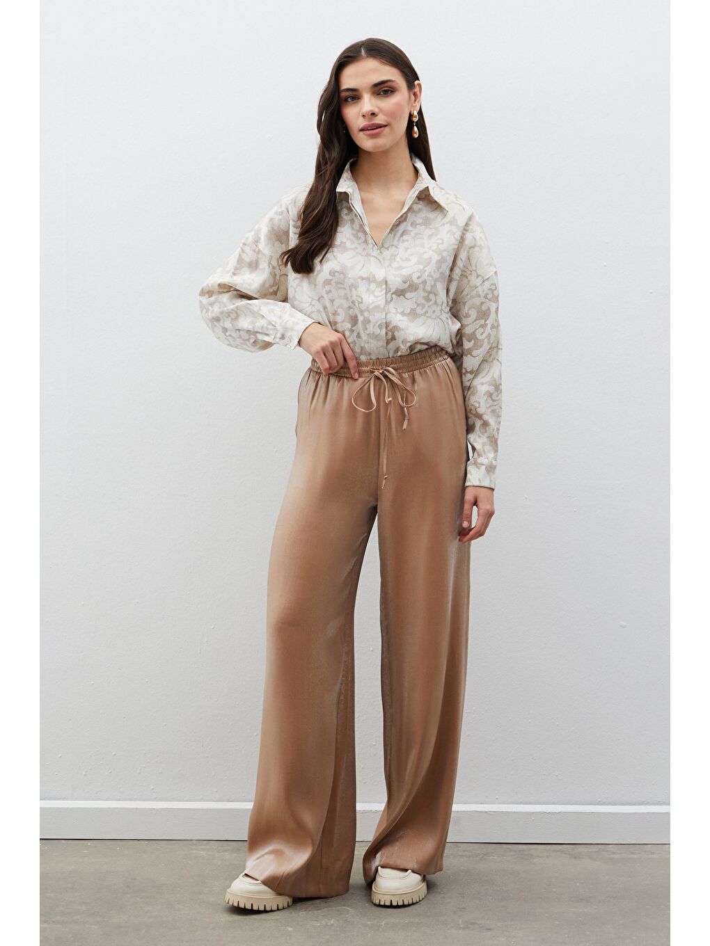 Kahverengi Bel Lastikli Parlak Pantolon - Camel-2