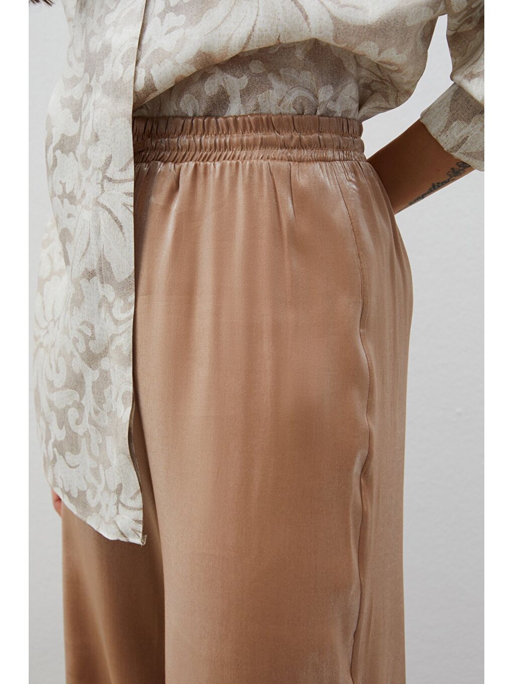 Kahverengi Bel Lastikli Parlak Pantolon - Camel-4