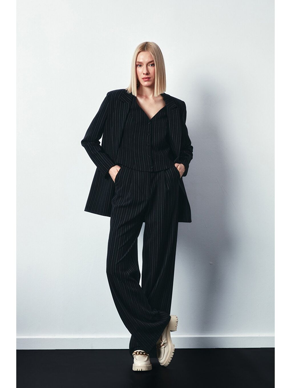 Bol Paça Çizgili Pantolon - Siyah-1