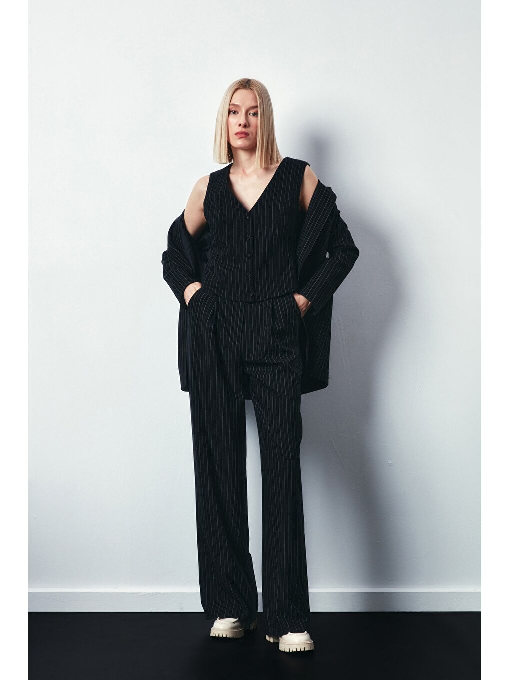 Bol Paça Çizgili Pantolon - Siyah-3