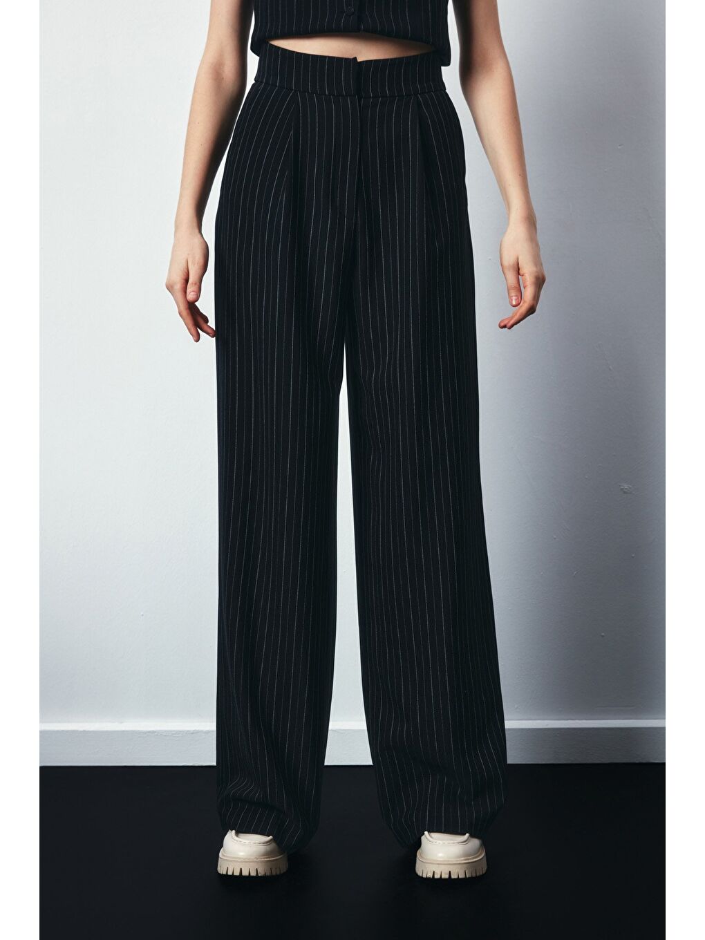 Bol Paça Çizgili Pantolon - Siyah-5