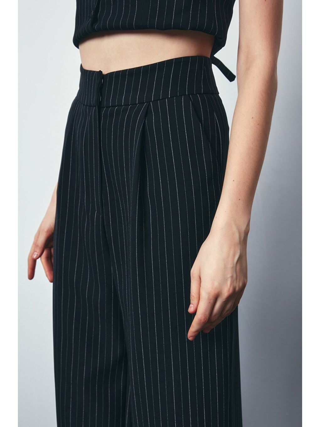 Bol Paça Çizgili Pantolon - Siyah-6