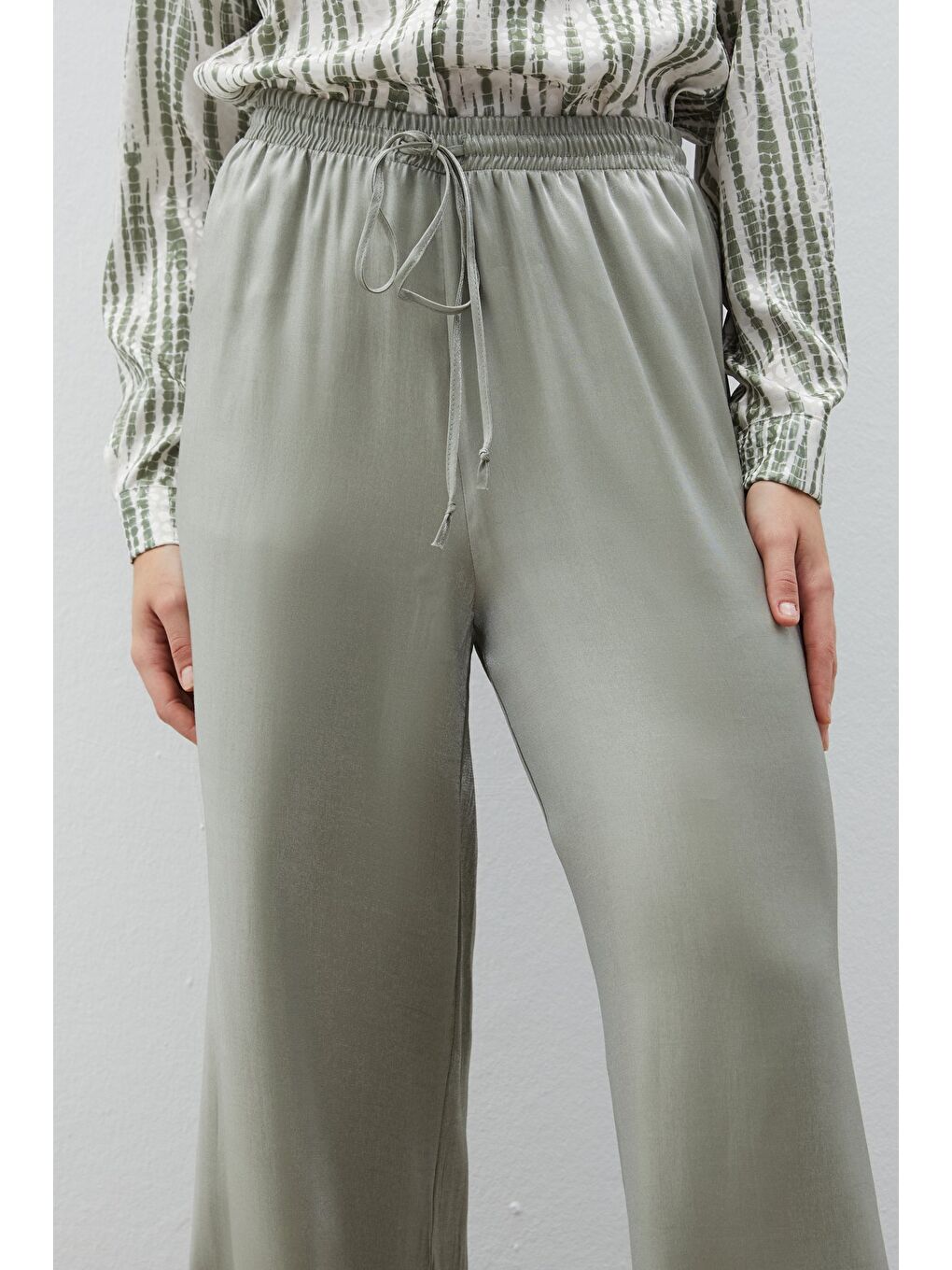 Bel Lastikli Parlak Pantolon - Çağla Yeşili-4