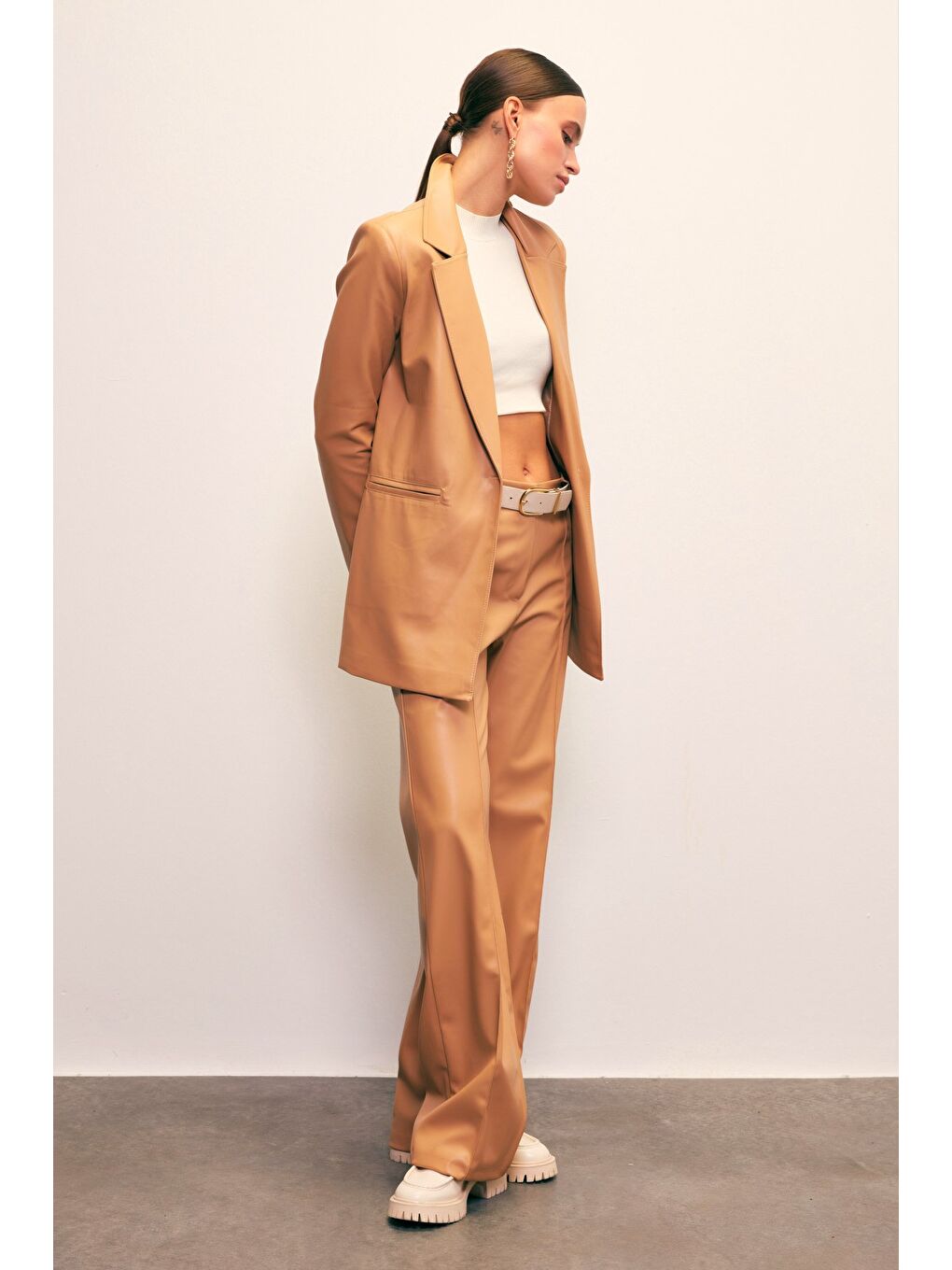 Kahverengi Nervür Detaylı Deri Pantolon - Fındık-1