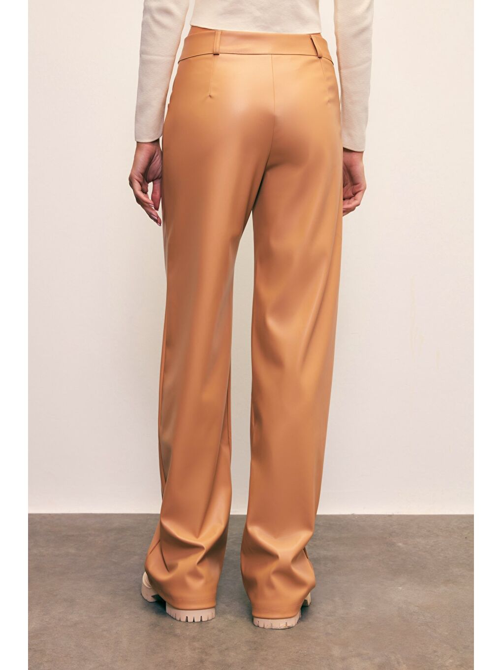 Kahverengi Nervür Detaylı Deri Pantolon - Fındık-7