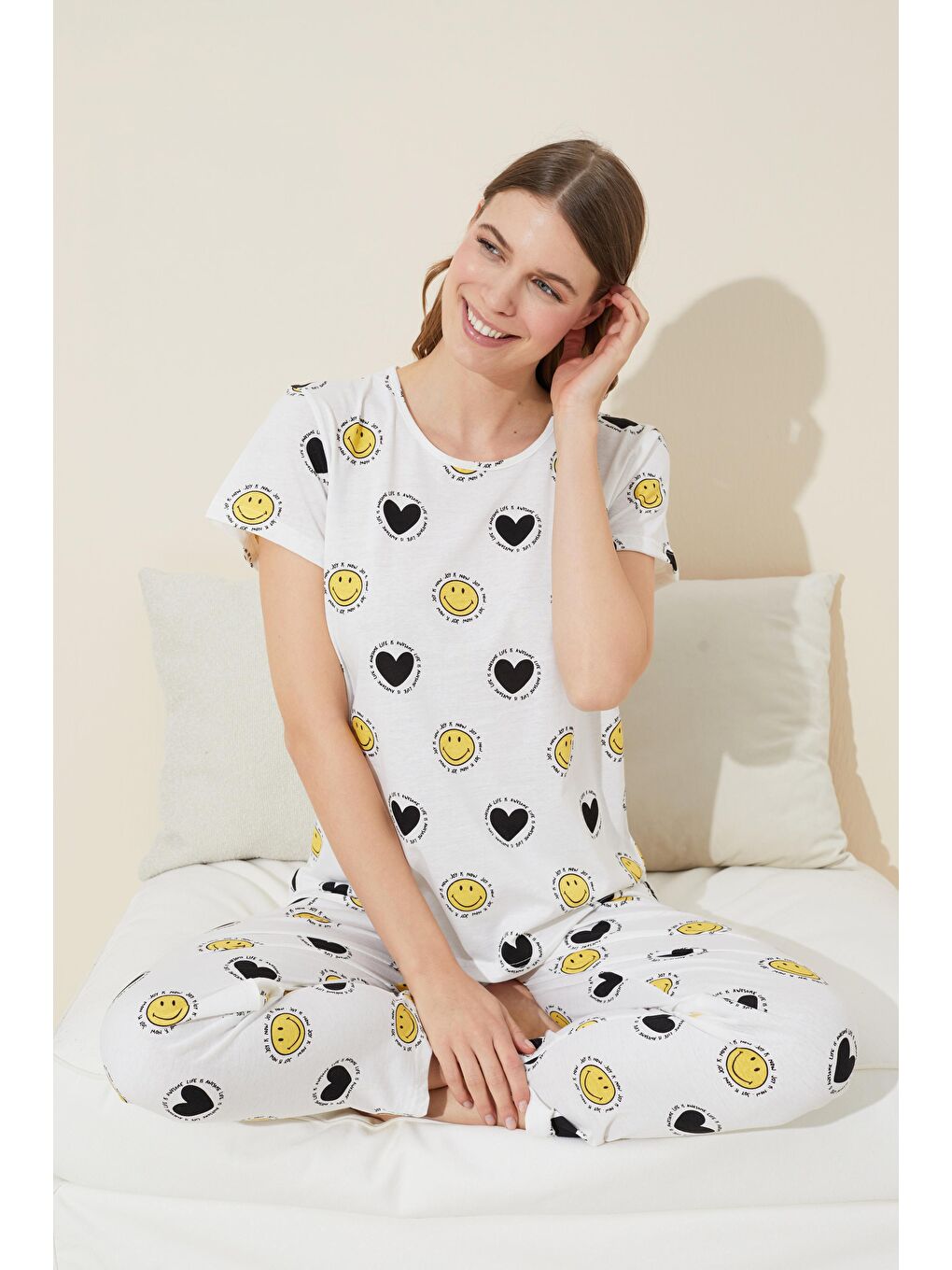 Siyah İnci Beyaz Gülen Yüz Desenli Örme Pijama Takımı