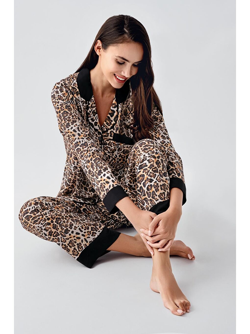 Renksiz Uzun Kollu Düğmeli Leopar Desenli Esnek Pijama Takım 22107-1