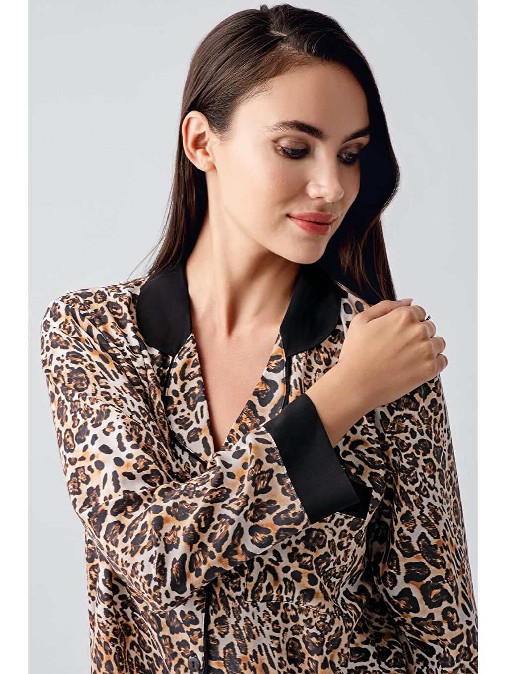 Renksiz Uzun Kollu Düğmeli Leopar Desenli Esnek Pijama Takım 22107-3