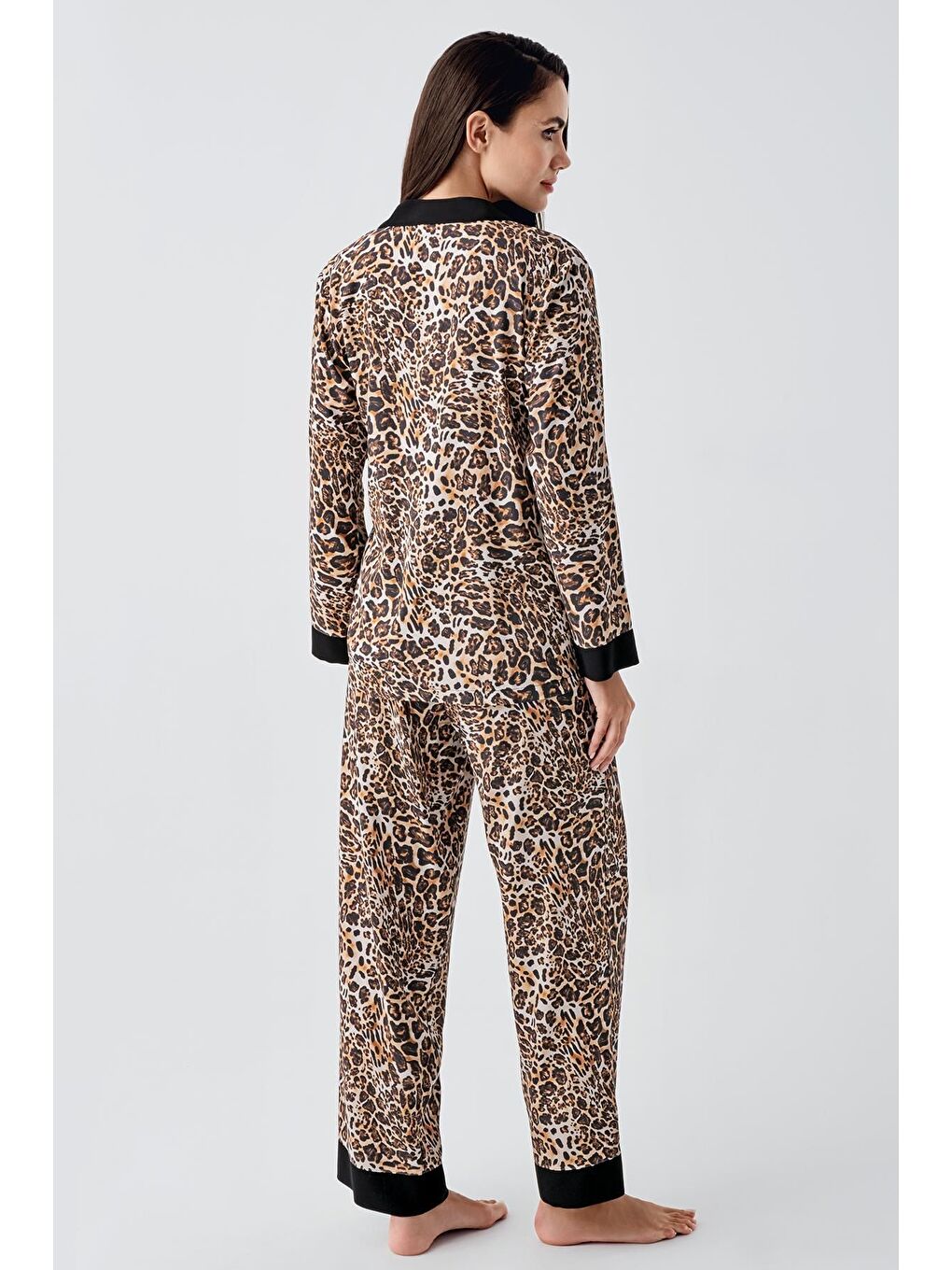 Renksiz Uzun Kollu Düğmeli Leopar Desenli Esnek Pijama Takım 22107-4