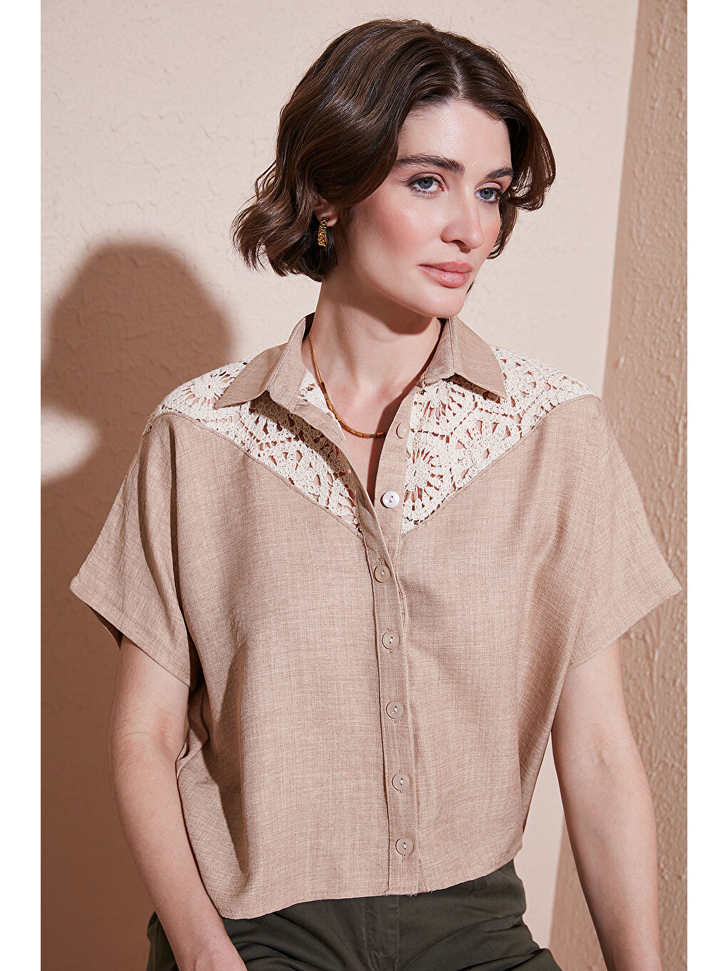 Bej Dantelli Relaxed Fit Kısa Kollu Kadın Gömlek 5865764-1