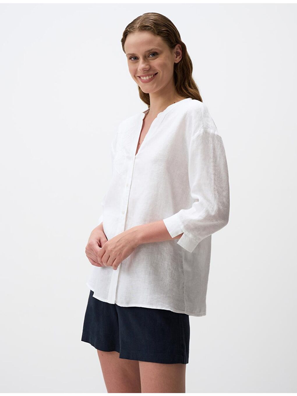 Beyaz Hakim Yaka Çiçek Detaylı Keten Gömlek-2