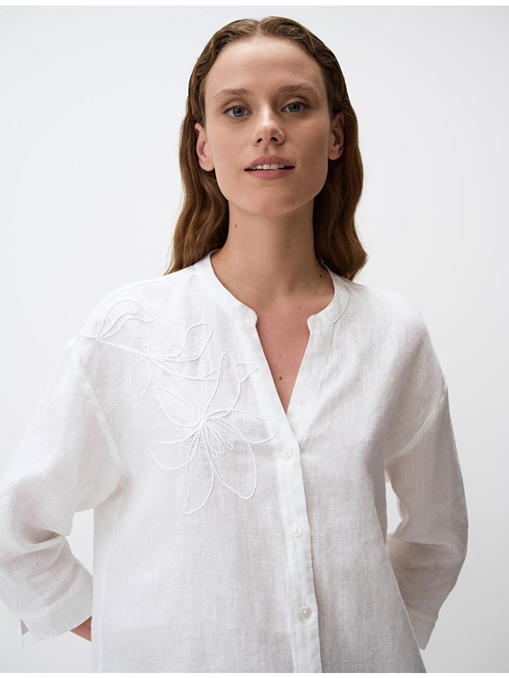 Beyaz Hakim Yaka Çiçek Detaylı Keten Gömlek-4