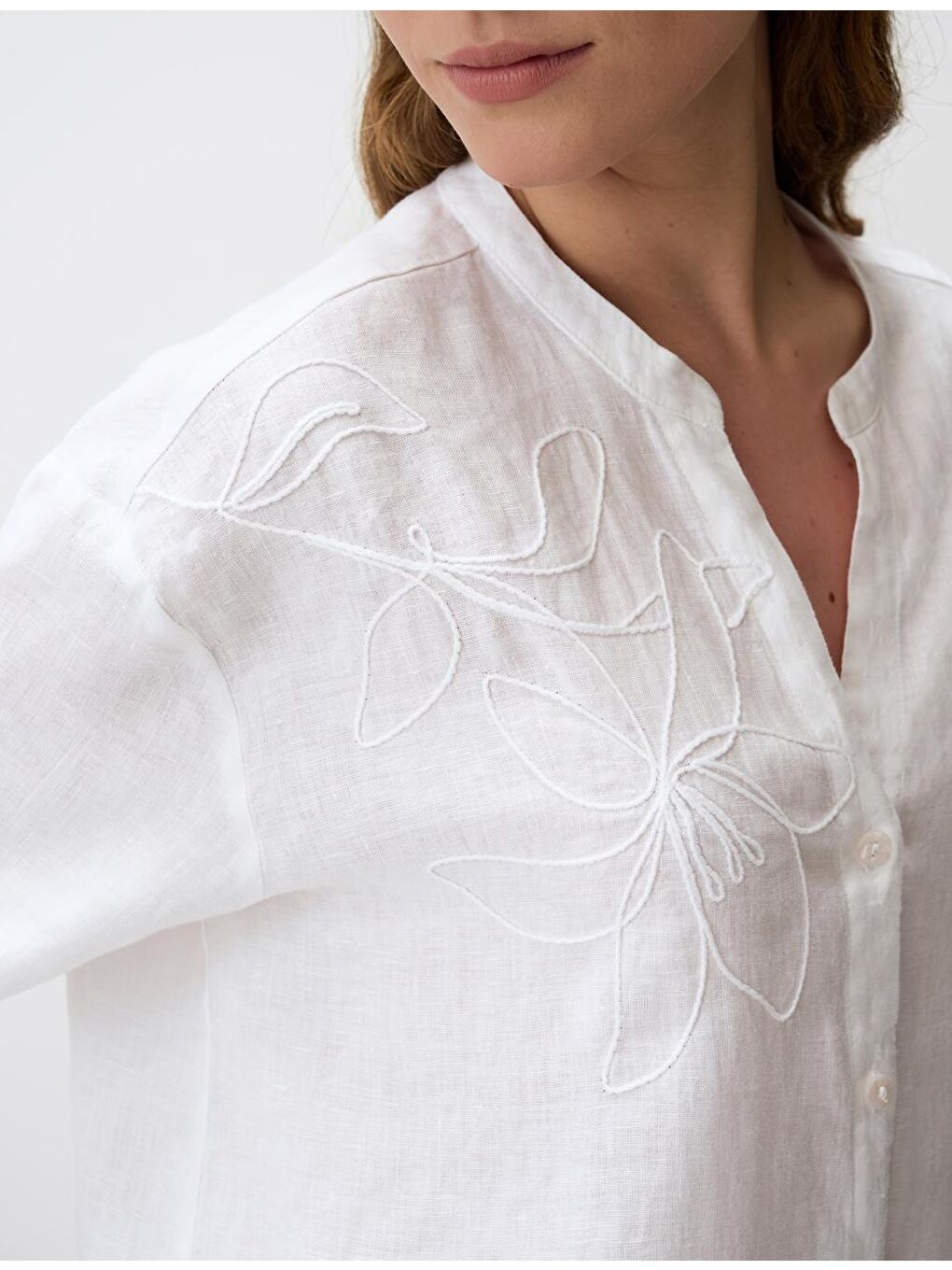 Beyaz Hakim Yaka Çiçek Detaylı Keten Gömlek-5