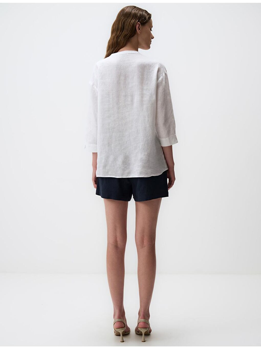 Beyaz Hakim Yaka Çiçek Detaylı Keten Gömlek-6