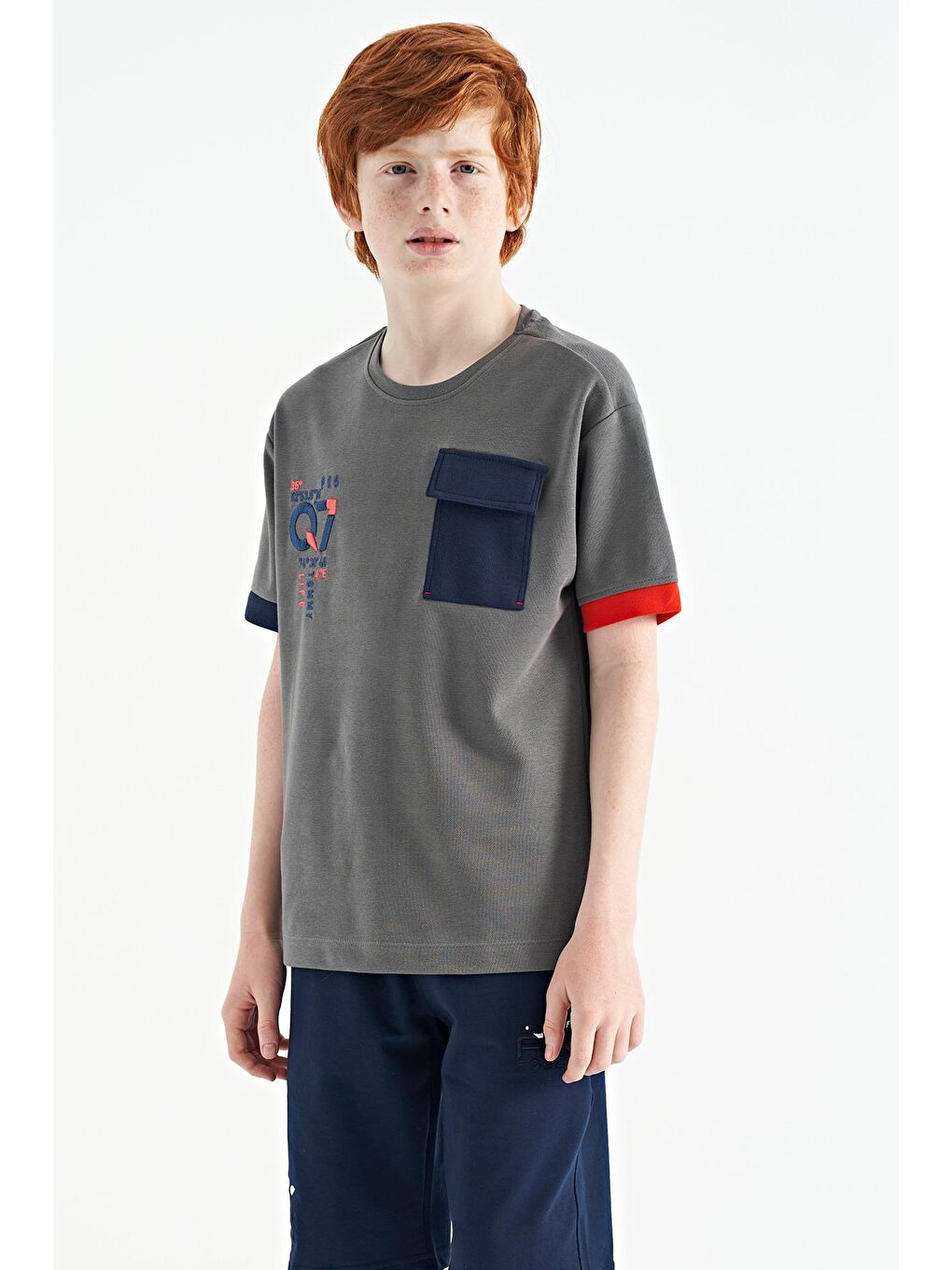 TOMMYLIFE Koyu Gri O Yaka Oversize Cep Detaylı Erkek Çocuk T-Shirt - 11152