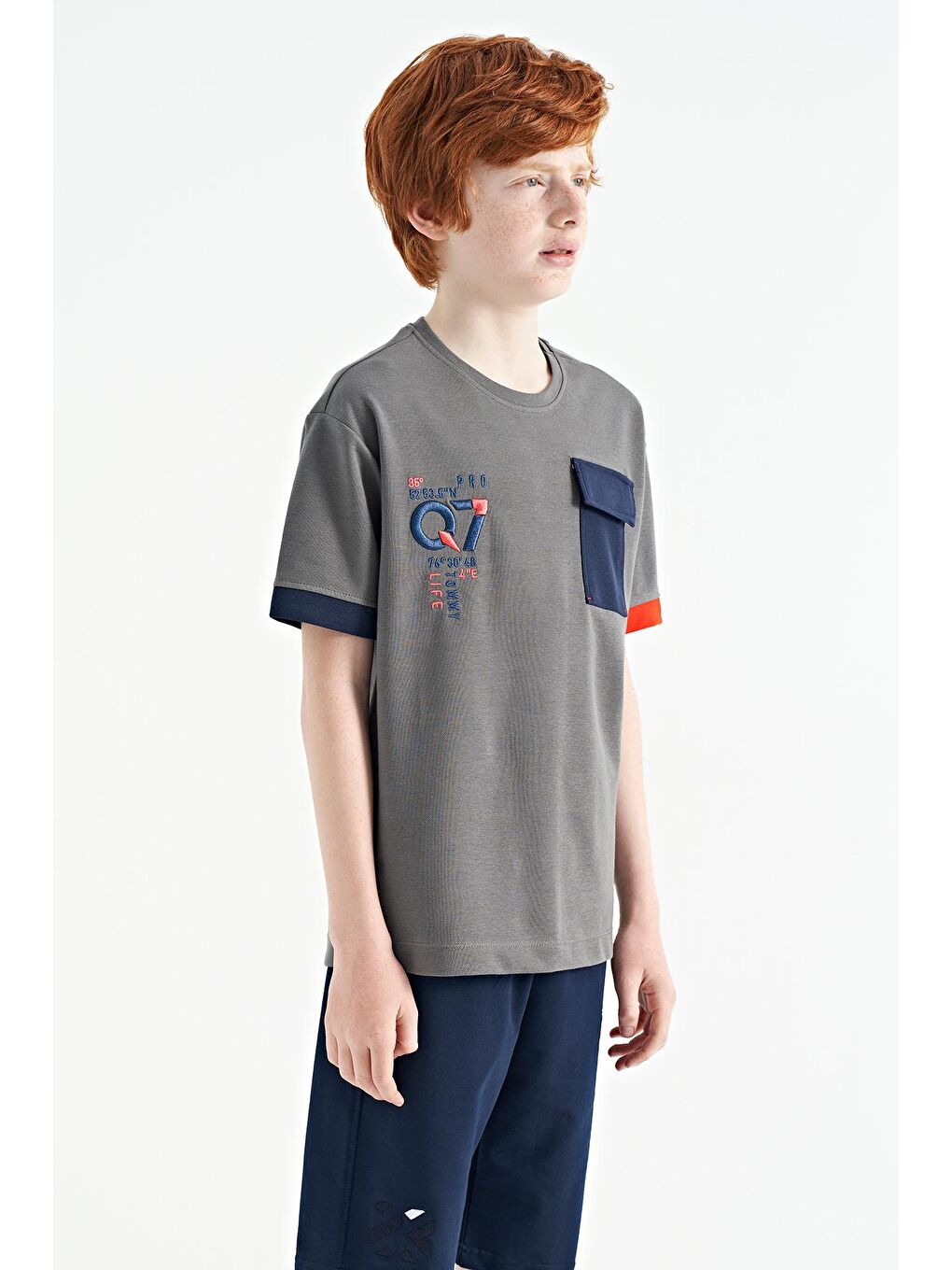 TOMMYLIFE Koyu Gri O Yaka Oversize Cep Detaylı Erkek Çocuk T-Shirt - 11152 - 1