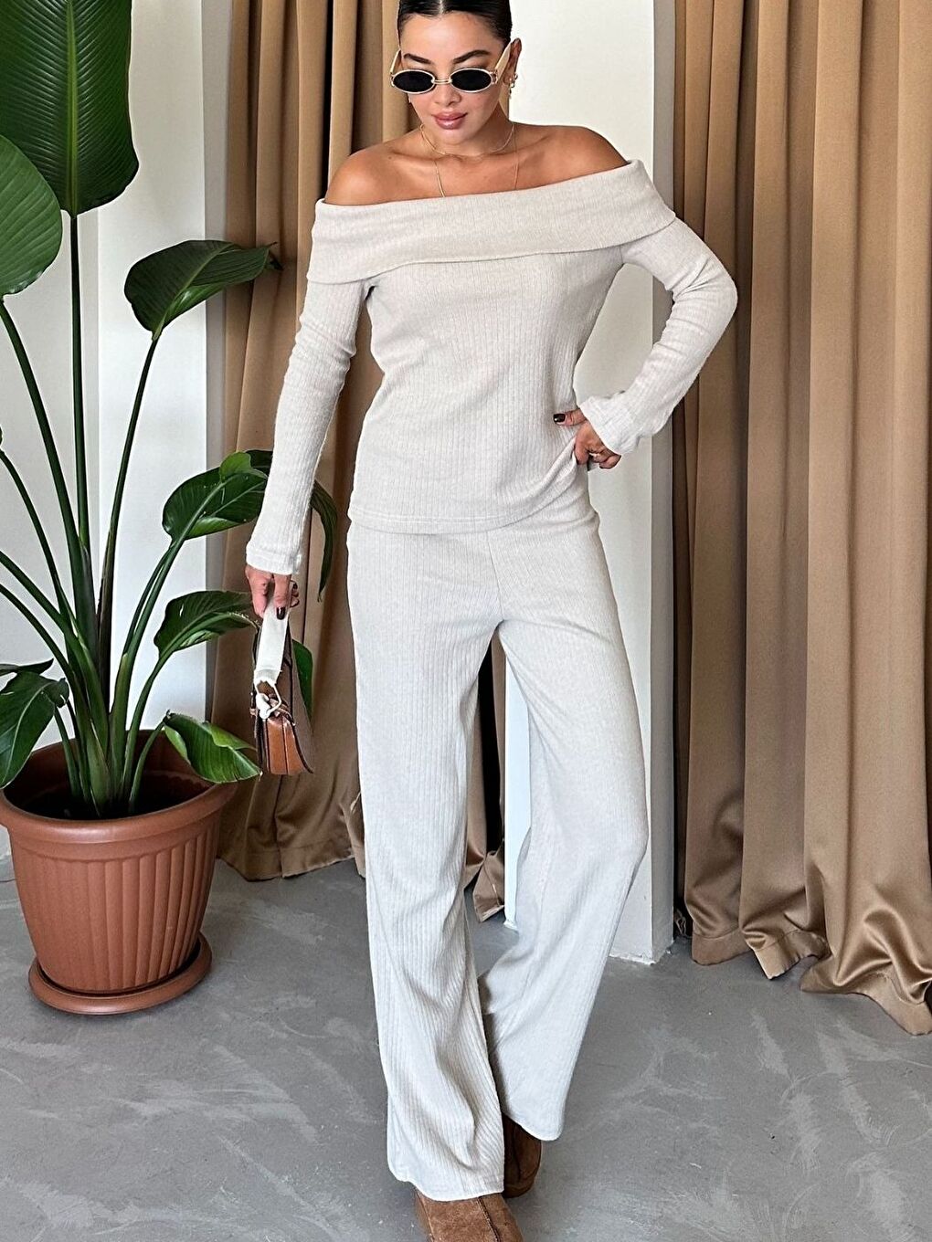 Kadın Bej Selanik Kumaş Madonna Yaka Alt Üst Pantolonlu Takım-2