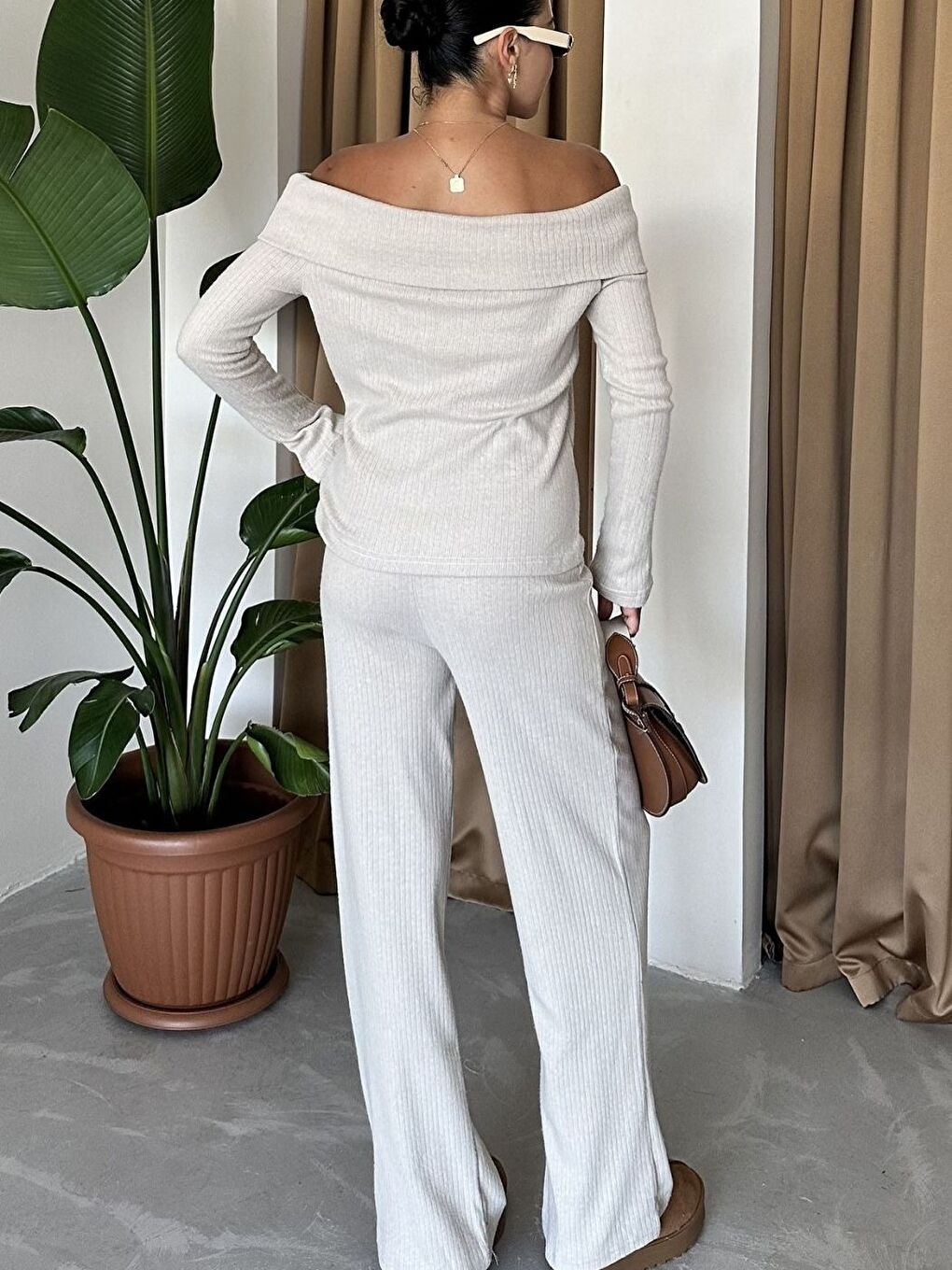 Kadın Bej Selanik Kumaş Madonna Yaka Alt Üst Pantolonlu Takım-3