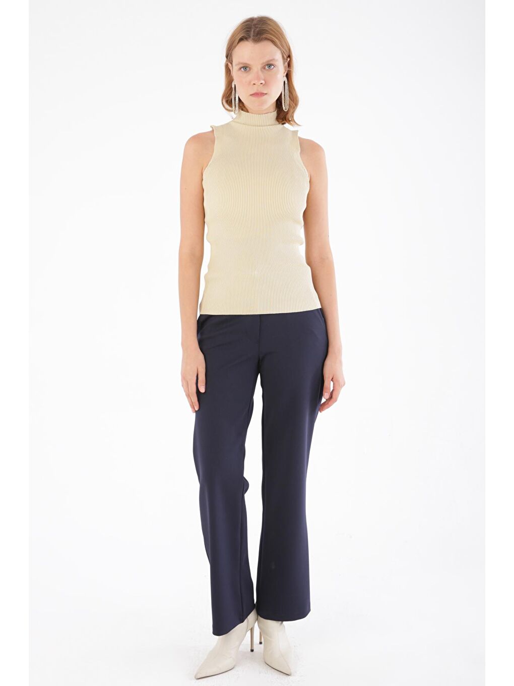 Ekru Krem İnce Triko Kolsuz Bluz-1