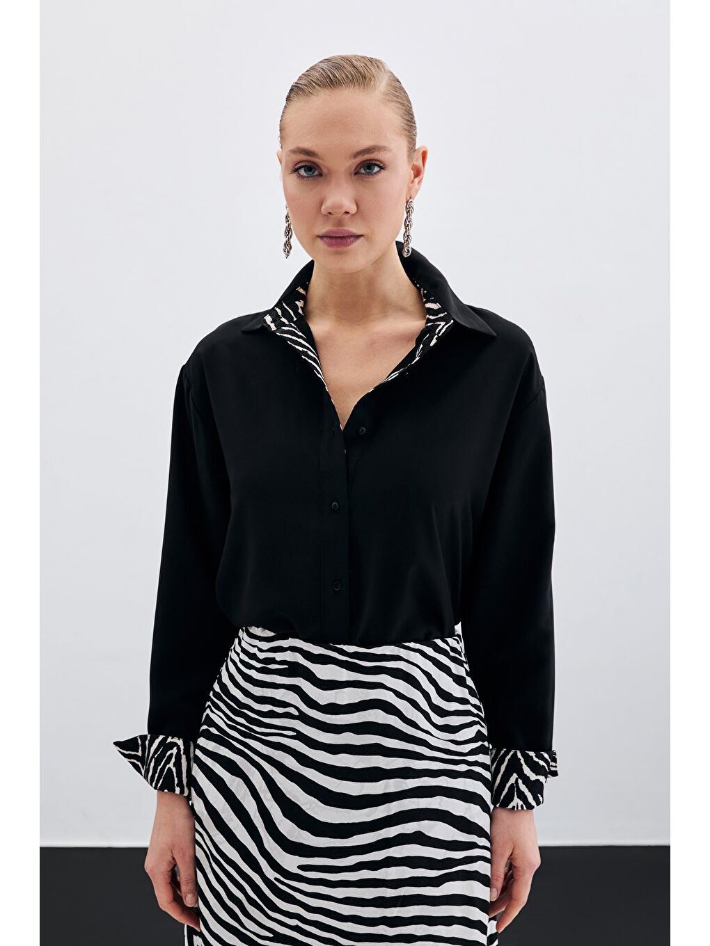 Zebra Desenli Klasik Gömlek - Siyah-3