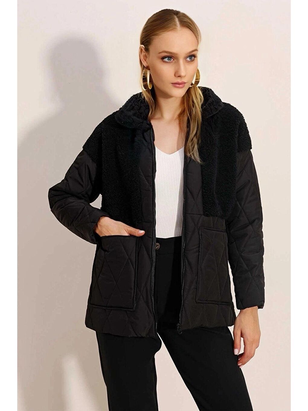 Kadın Siyah Pelüş Detaylı İçi Astarlı Kapitone Şişme Mont HZL24W-BD151821