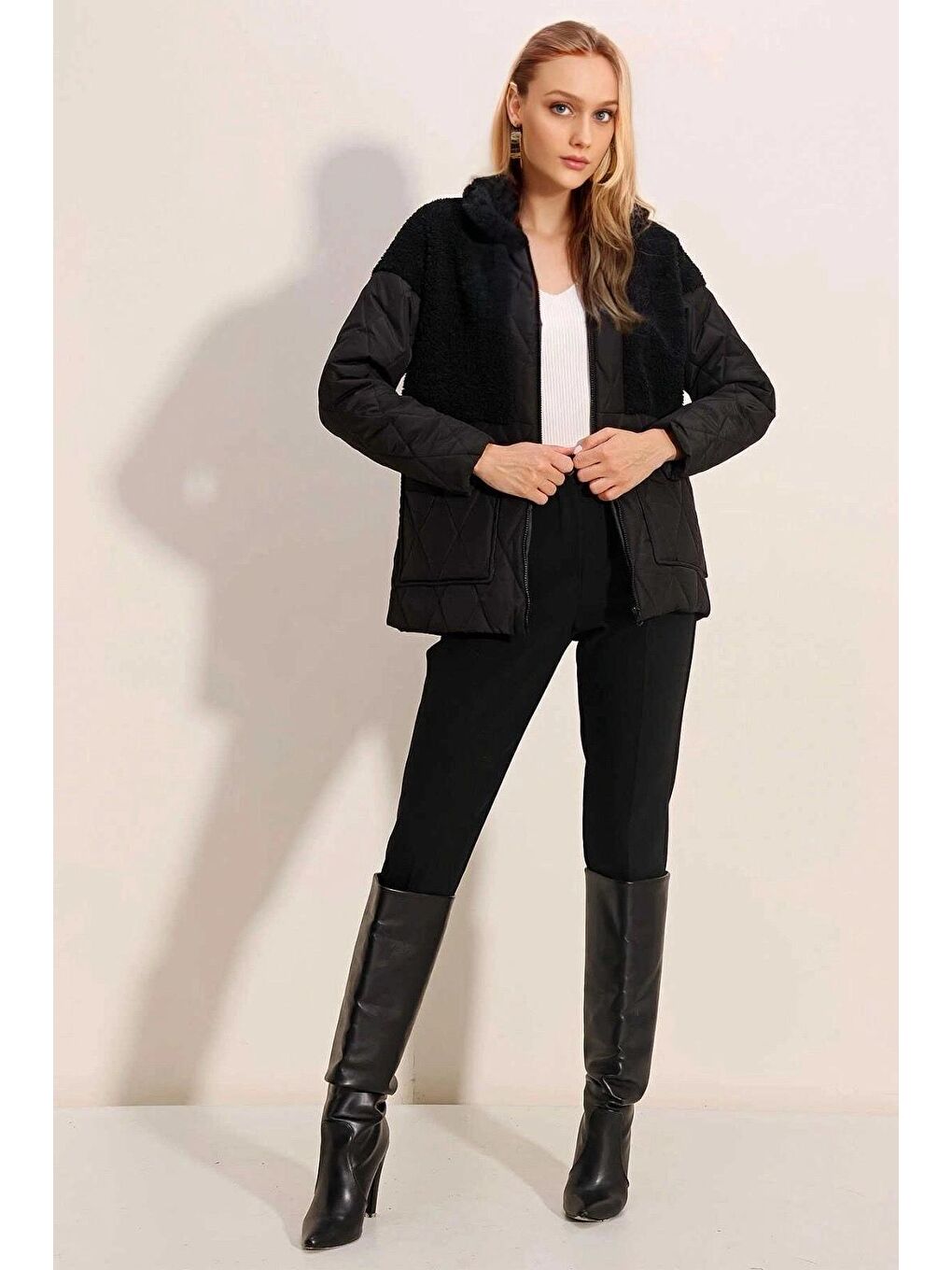 Kadın Siyah Pelüş Detaylı İçi Astarlı Kapitone Şişme Mont HZL24W-BD151821-1