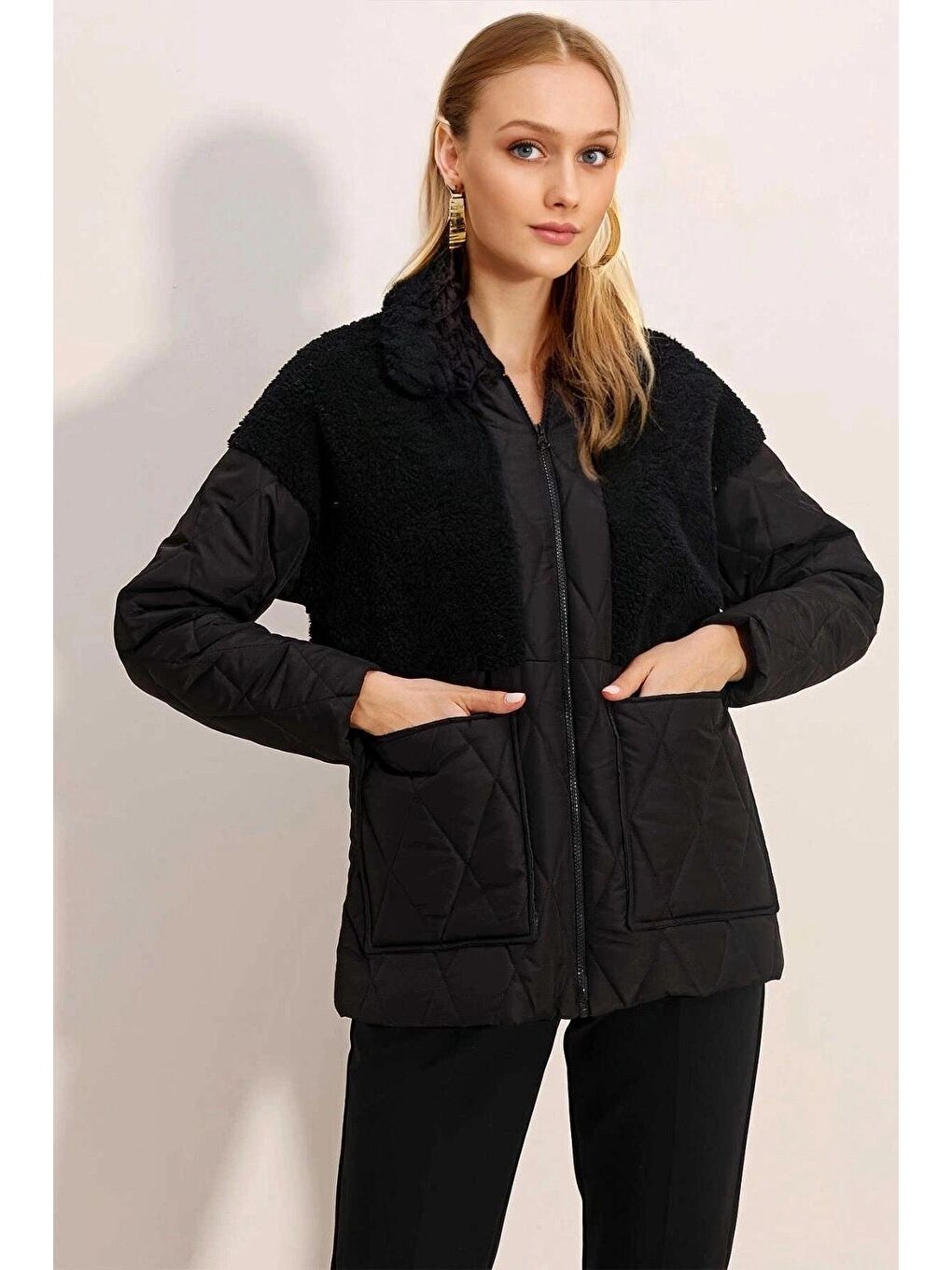 Kadın Siyah Pelüş Detaylı İçi Astarlı Kapitone Şişme Mont HZL24W-BD151821-2