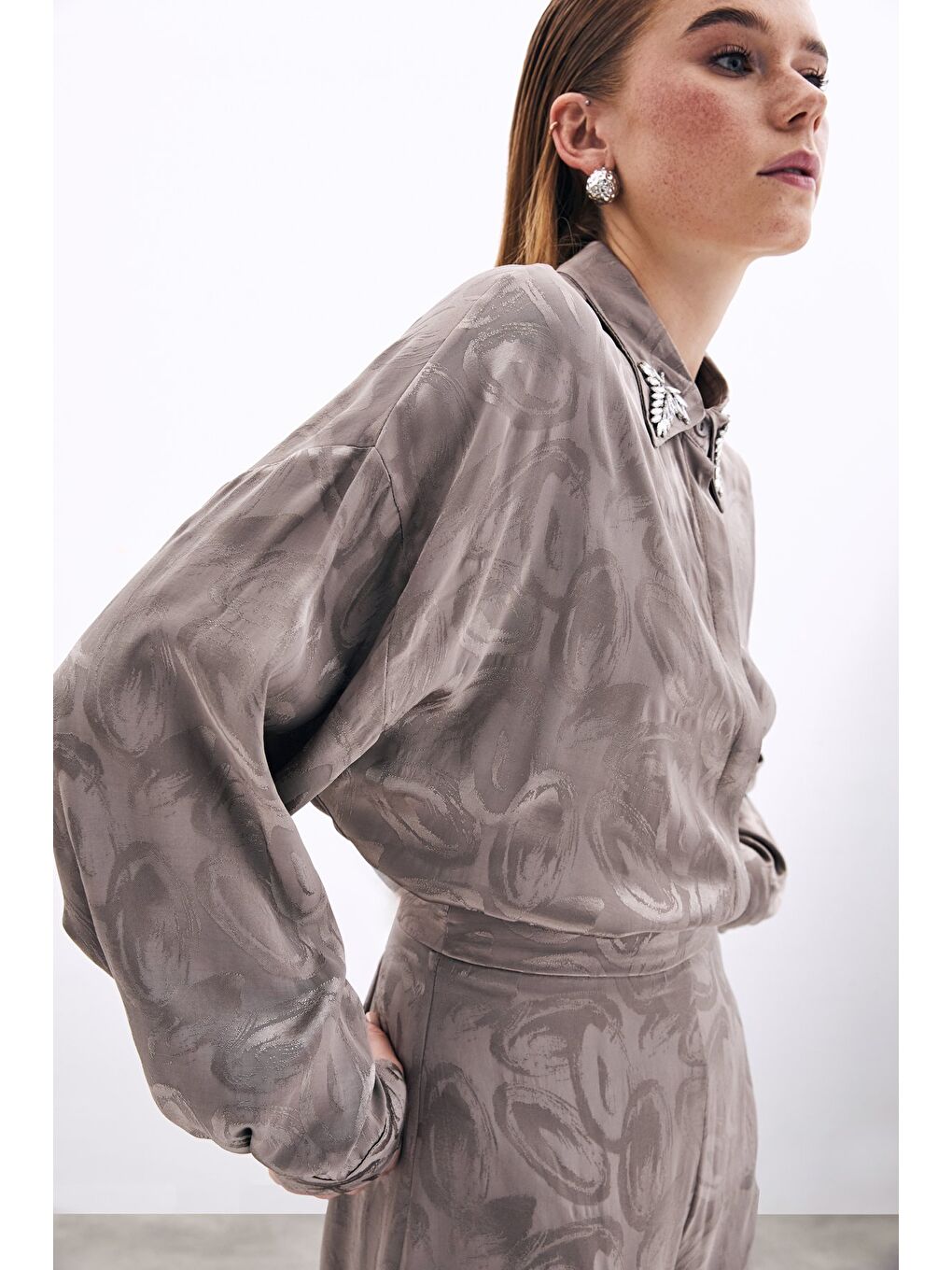 Bej Yaka Aksesuarlı Desenli Gömlek - Vizon-1