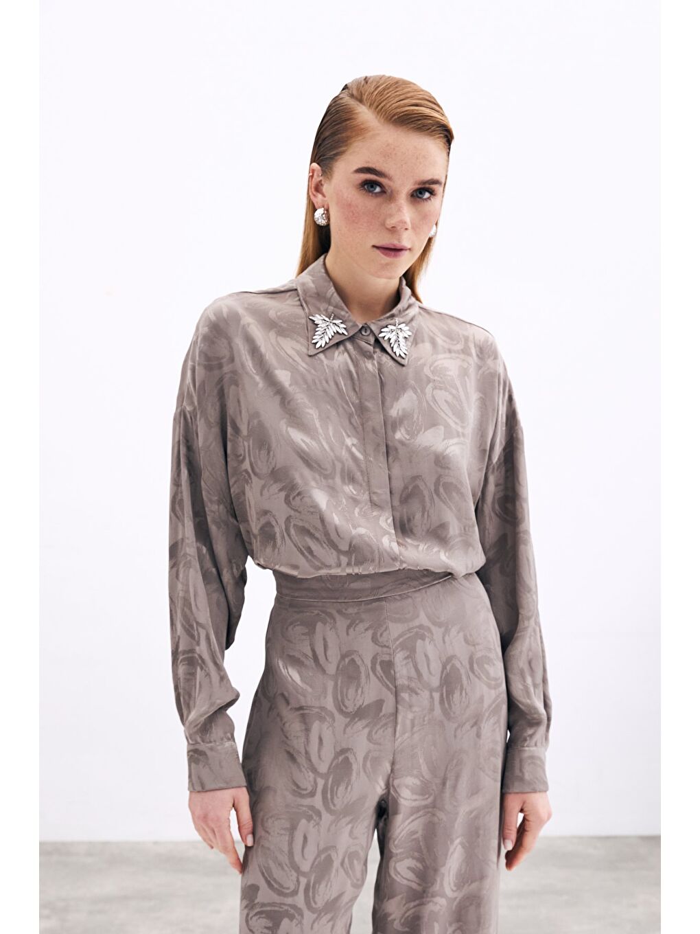 Bej Yaka Aksesuarlı Desenli Gömlek - Vizon-2