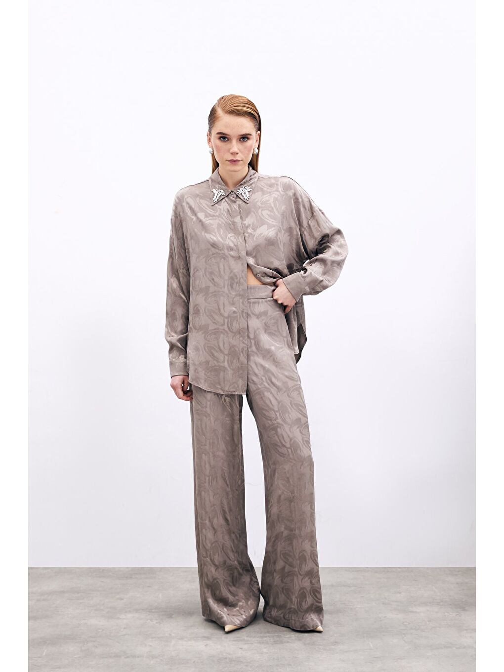 Bej Yaka Aksesuarlı Desenli Gömlek - Vizon-3