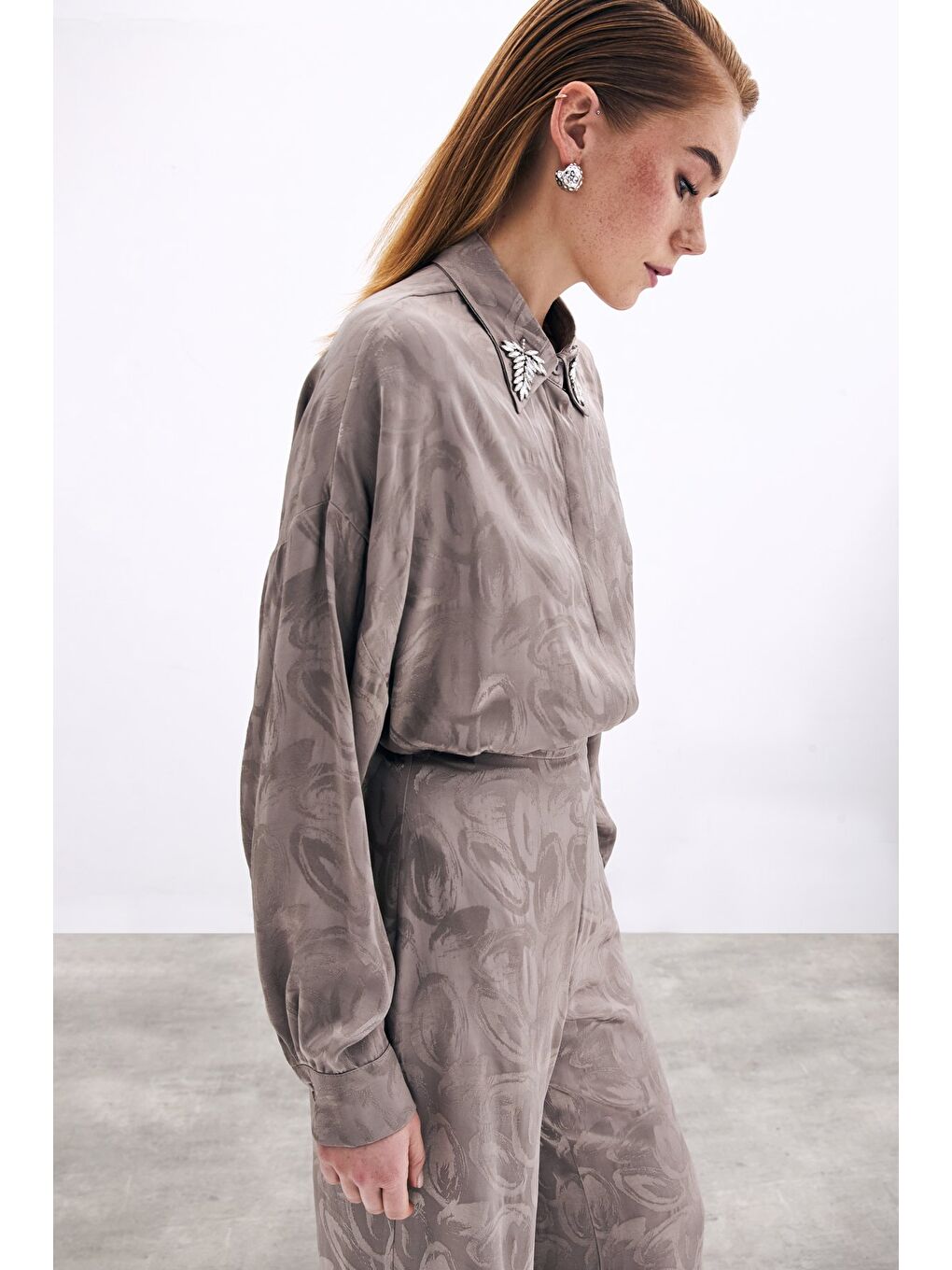 Bej Yaka Aksesuarlı Desenli Gömlek - Vizon-4