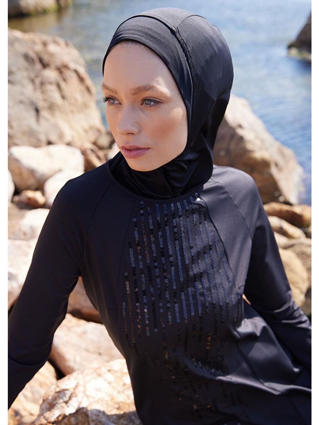 Siyah Pul İşlemeli Kapalı Mayo Üstü