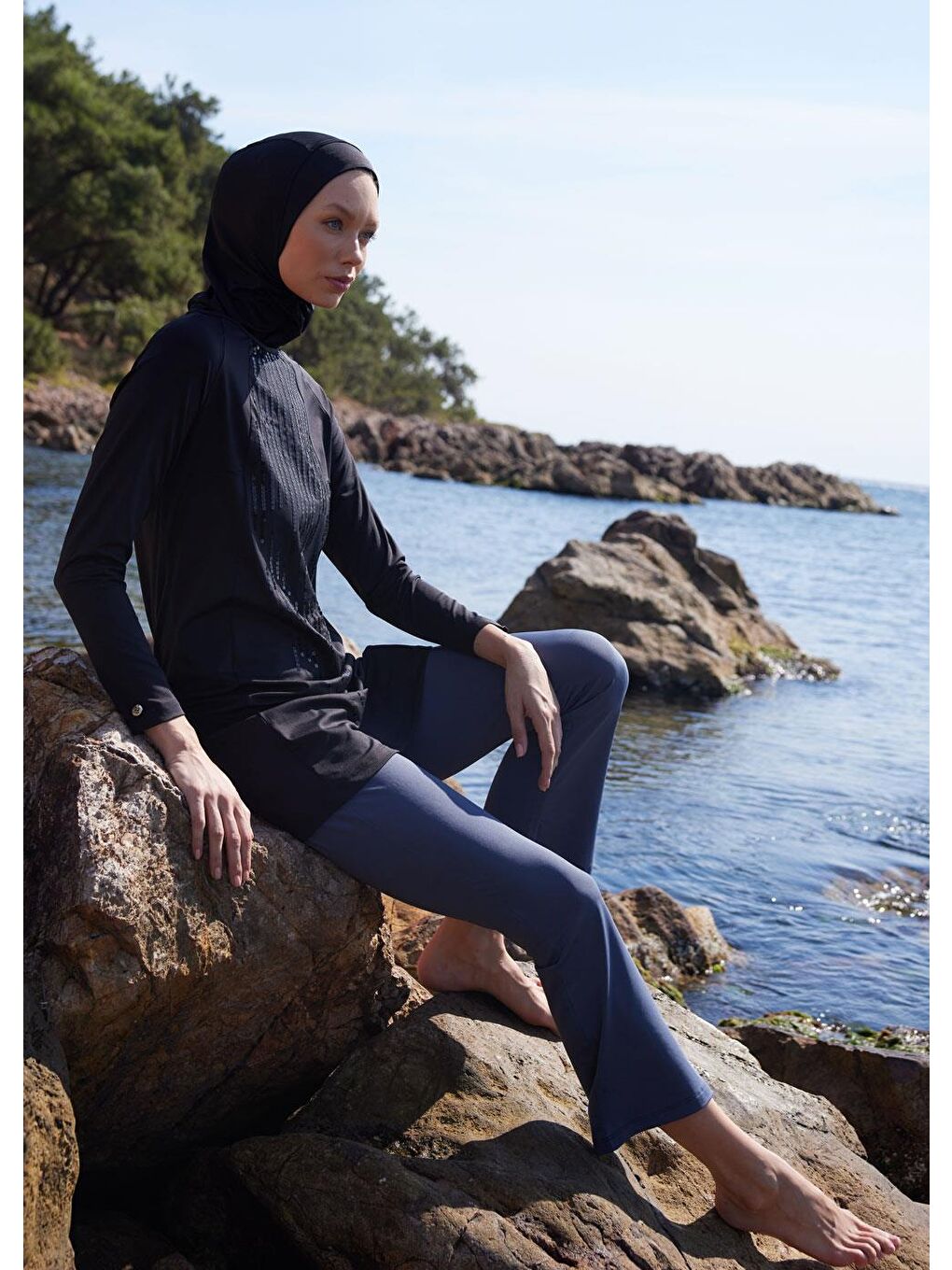 Siyah Pul İşlemeli Kapalı Mayo Üstü-1