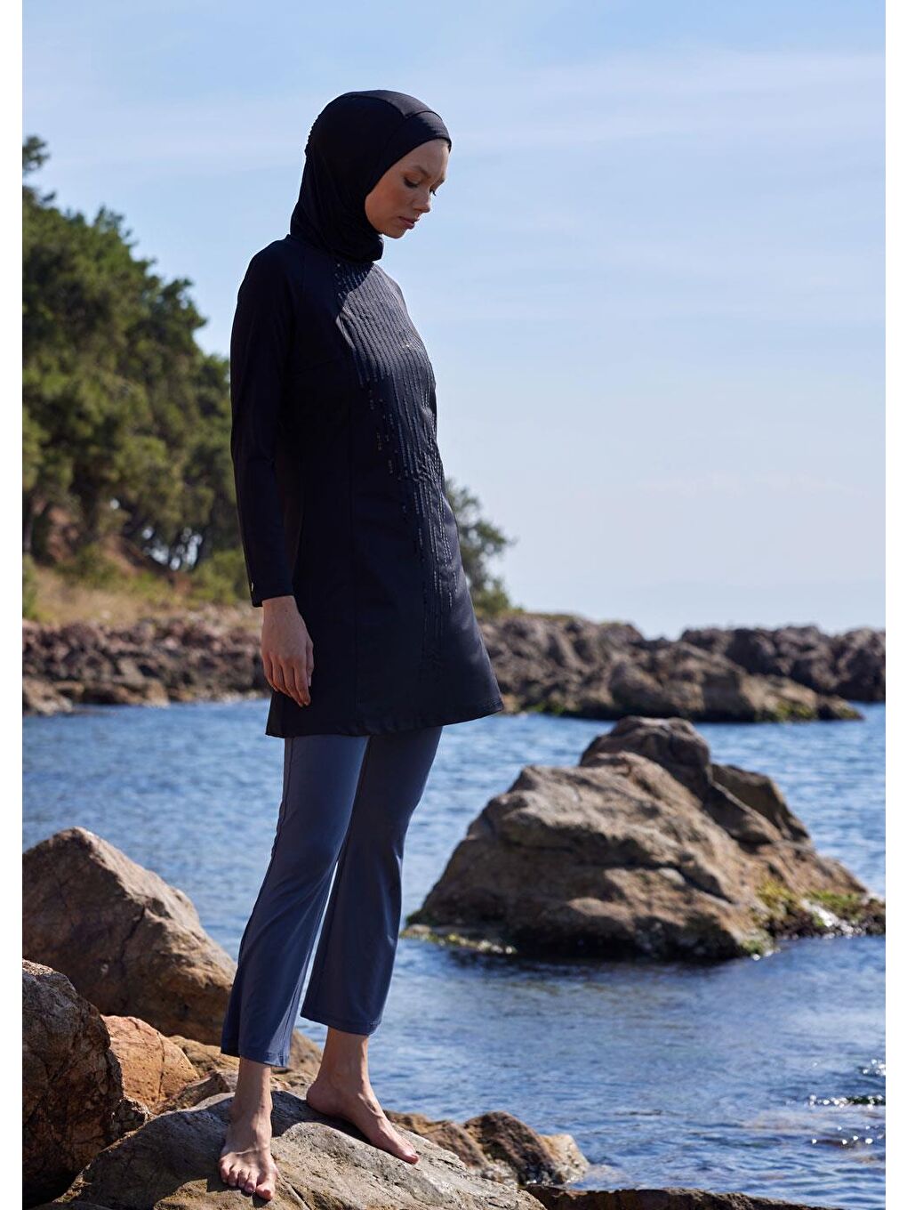 Siyah Pul İşlemeli Kapalı Mayo Üstü-2