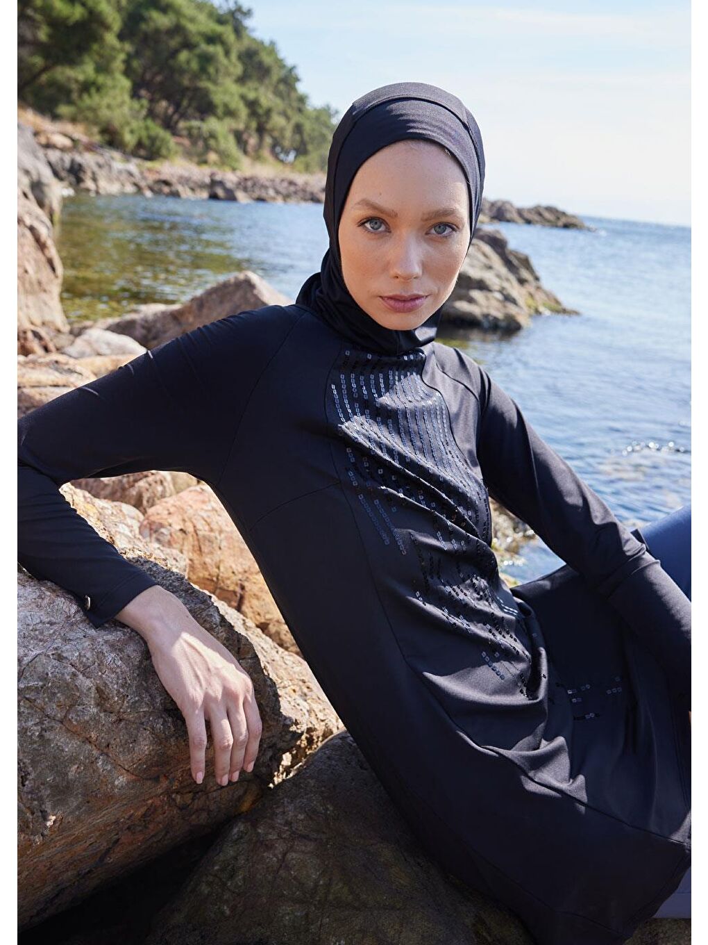 Siyah Pul İşlemeli Kapalı Mayo Üstü-3